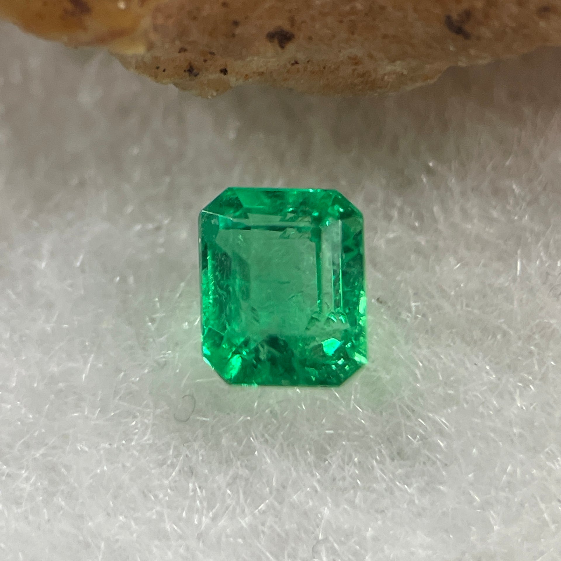 Natural Colombia Vivid Green Emerald (Beryl) Cut-Cornered Rectangular Step cut 0.43ct 4.6 by 3.8 by 3.2mm - Huangs Jadeite and Jewelry Pte Ltd