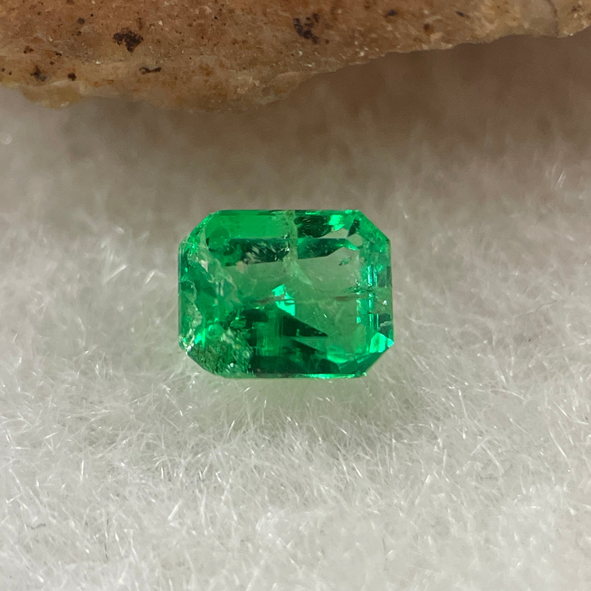 Natural Colombia Vivid Green Emerald (Beryl) Cut-Cornered Rectangular Step cut 0.41ct 4.9 by 3.8 by 3.0mm - Huangs Jadeite and Jewelry Pte Ltd