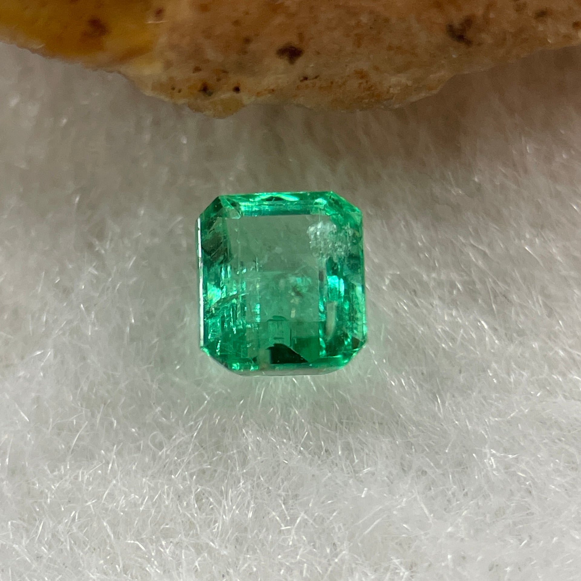 Natural Colombia Vivid Green Emerald (Beryl) Cut-Cornered Rectangular Step cut 0.47ct 4.8 by 4.1 by 3.1mm - Huangs Jadeite and Jewelry Pte Ltd