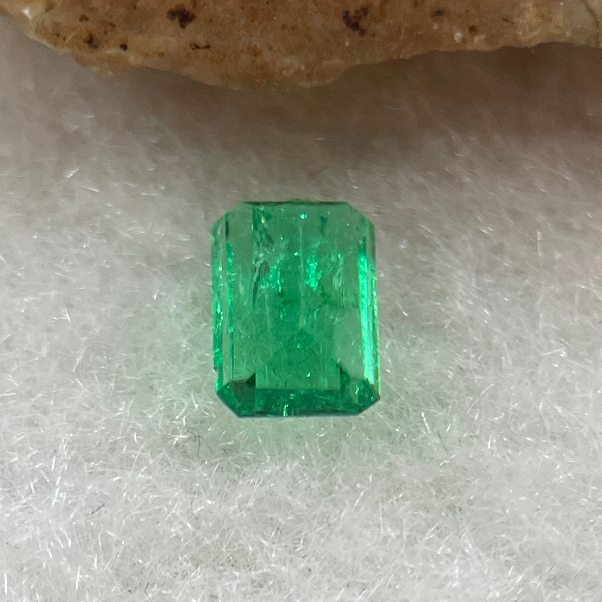 Natural Colombia Vivid Green Emerald (Beryl) Cut-Cornered Rectangular Step cut 0.44ct 5.4 by 3.9 by 2.6mm - Huangs Jadeite and Jewelry Pte Ltd