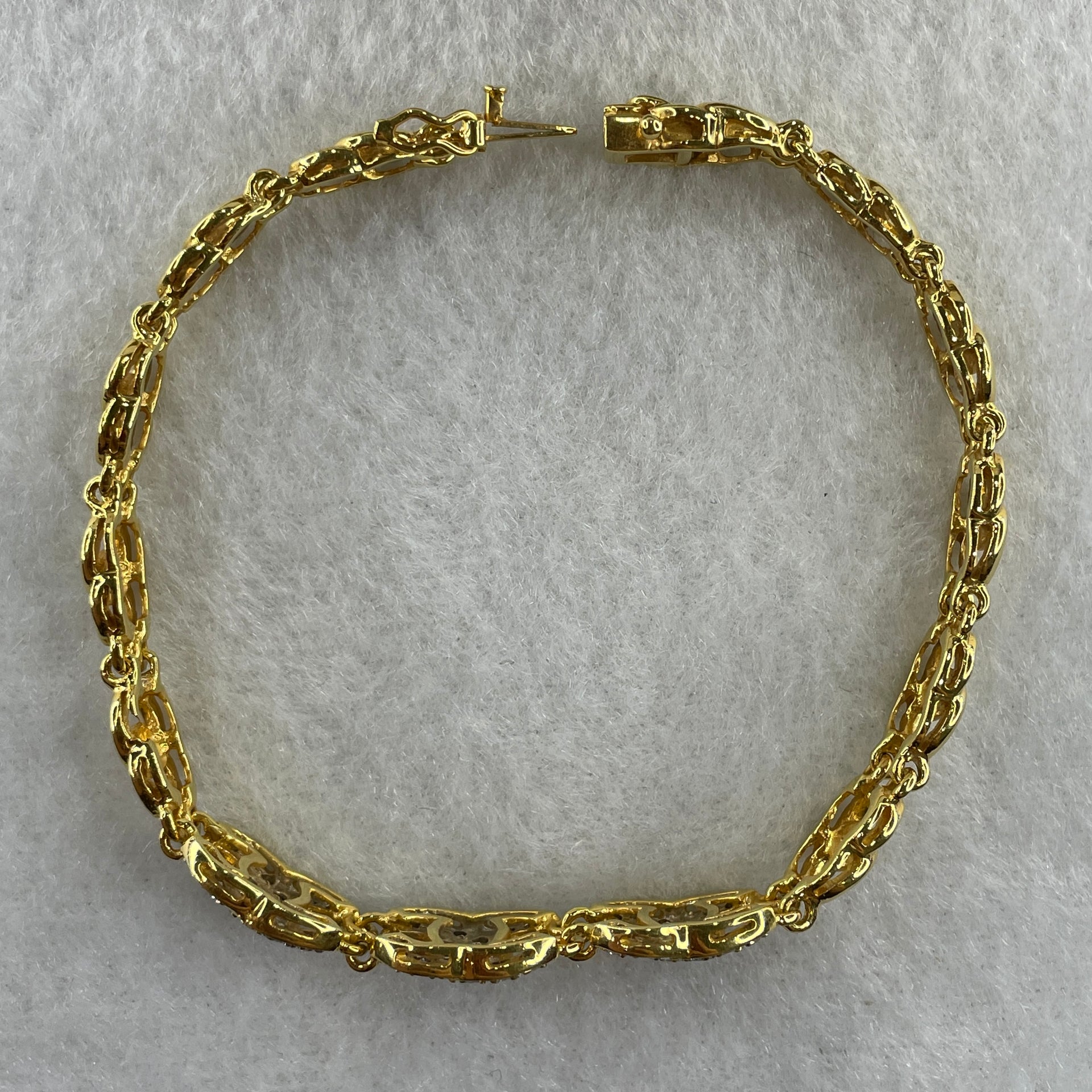 Pre-Love 850 20K Yellow Gold with Natural Diamonds C Shape Bracelet 16