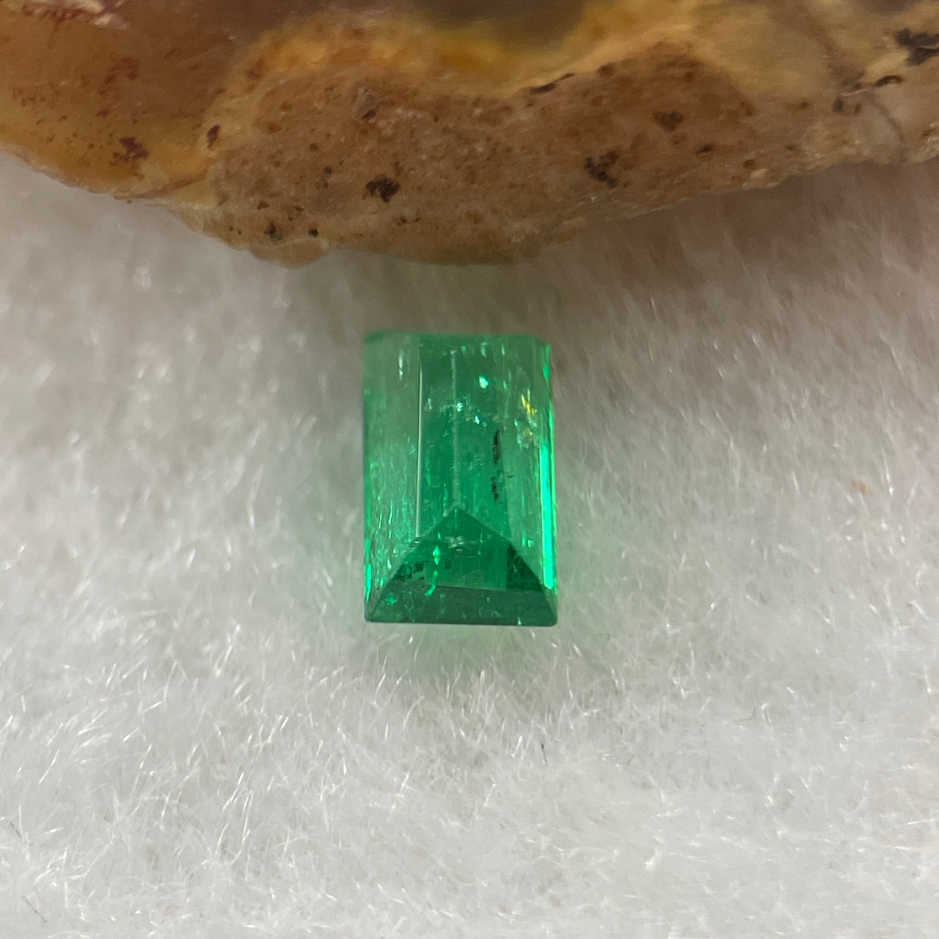 Natural Colombia Green Emerald (Beryl) Cut-Cornered Rectangular step cut 0.56ct 6.0 by 3.6 by 3.2mm - Huangs Jadeite and Jewelry Pte Ltd