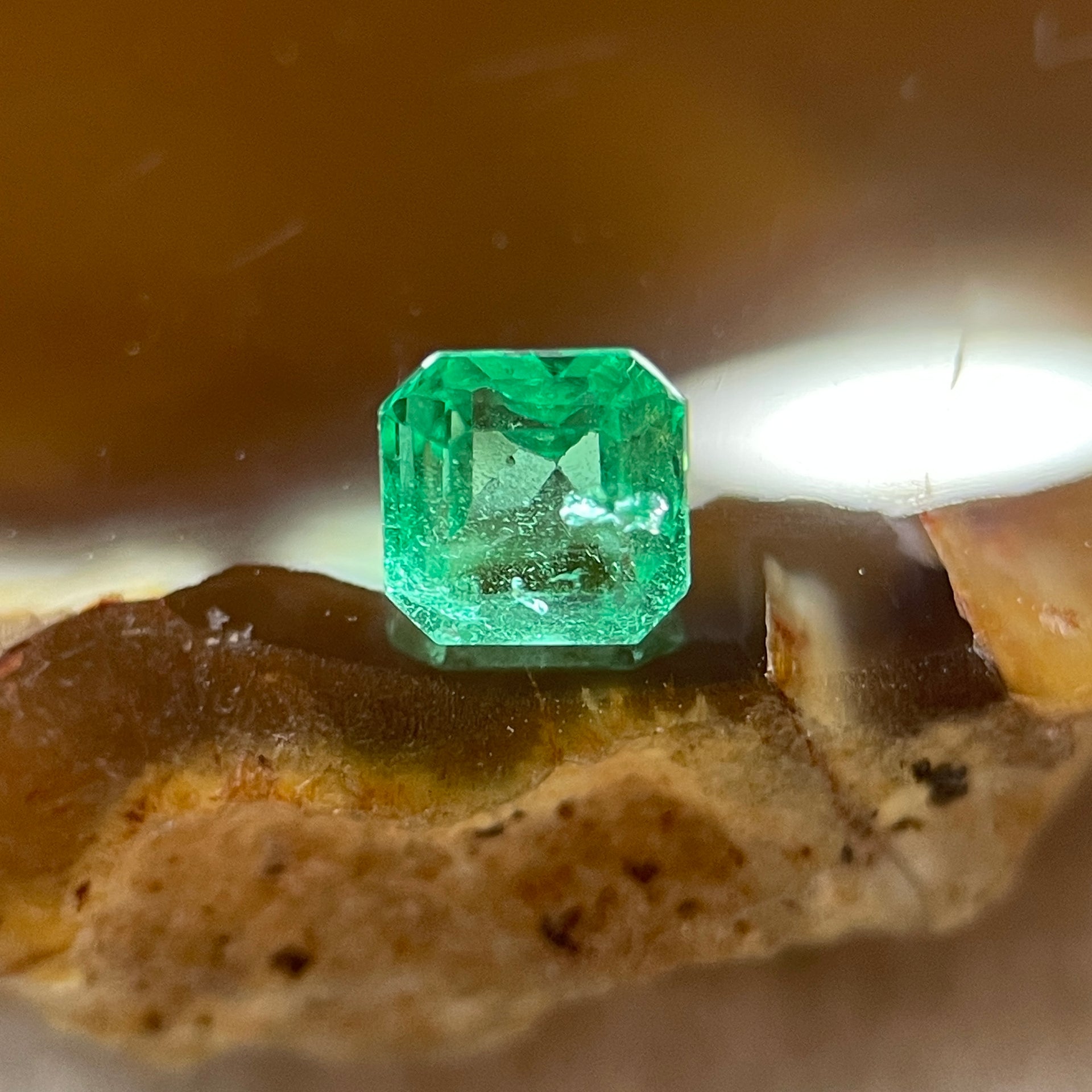 Natural Colombia Vivid Green Emerald (Beryl) Cut-Cornered Square Step cut 0.43ct 4.4 by 4.4 by 3.1mm - Huangs Jadeite and Jewelry Pte Ltd