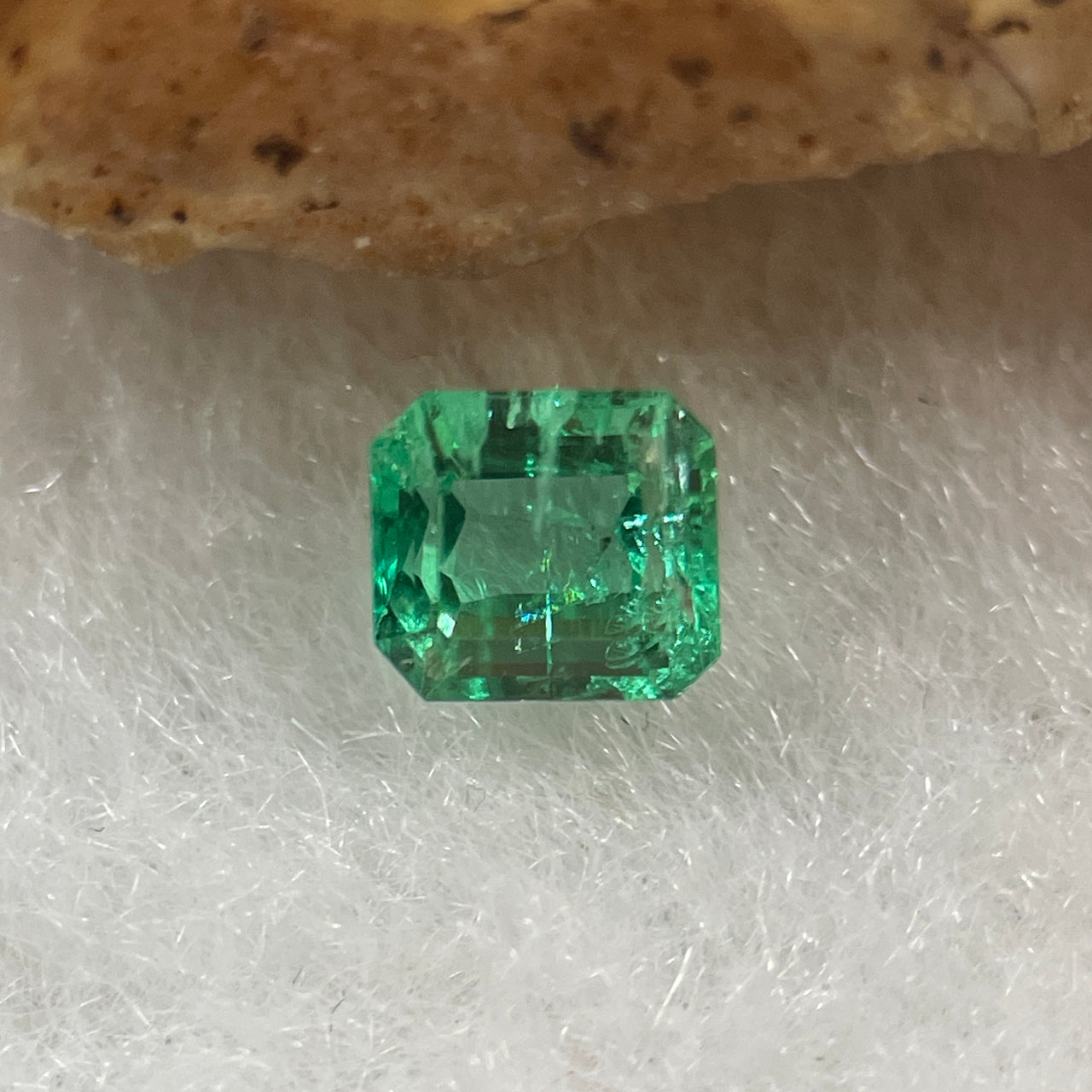 Natural Colombia Vivid Green Emerald (Beryl) Cut-Cornered Rectangular Step cut 0.41ct 4.5 by 4.1 by 3.0mm - Huangs Jadeite and Jewelry Pte Ltd