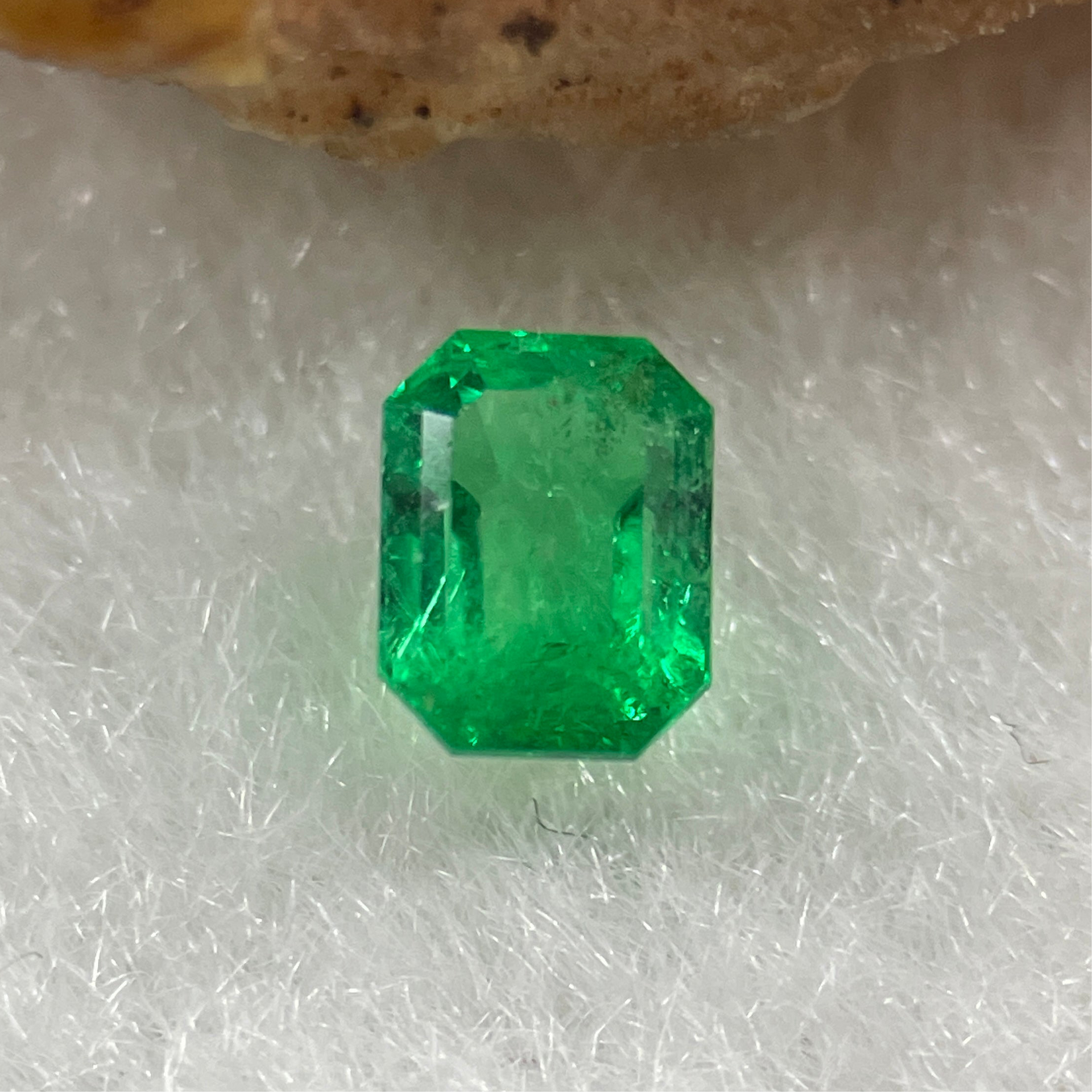 Natural Colombia Vivid Green Emerald (Beryl) Cut-Cornered Rectangular Step cut 0.47ct 4.7 by 3.7 by 3.1mm - Huangs Jadeite and Jewelry Pte Ltd