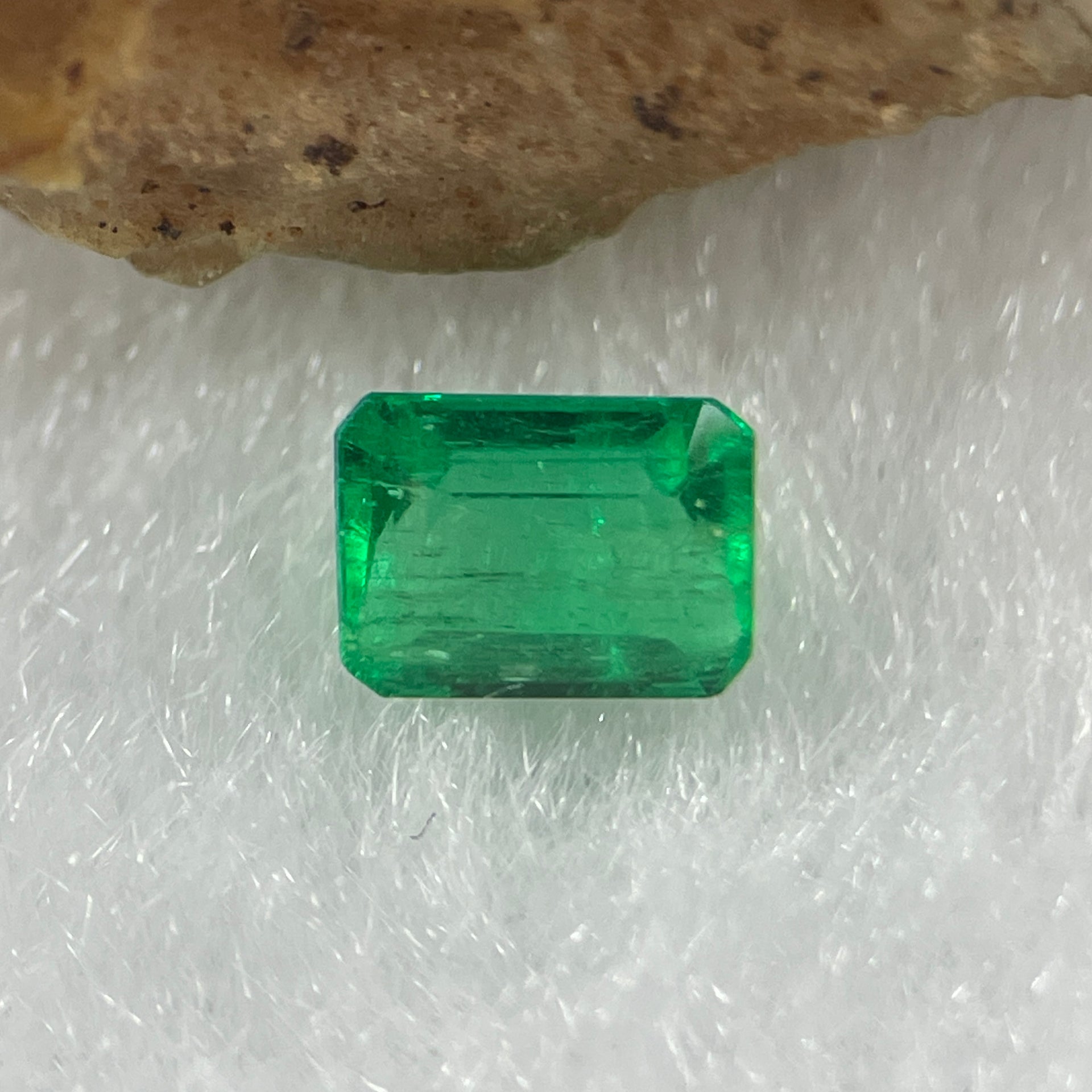 Natural Colombia Vivid Green Emerald (Beryl) Cut-Cornered Rectangle Step cut 0.48ct 5.2 by 3.9 by 3.0mm - Huangs Jadeite and Jewelry Pte Ltd