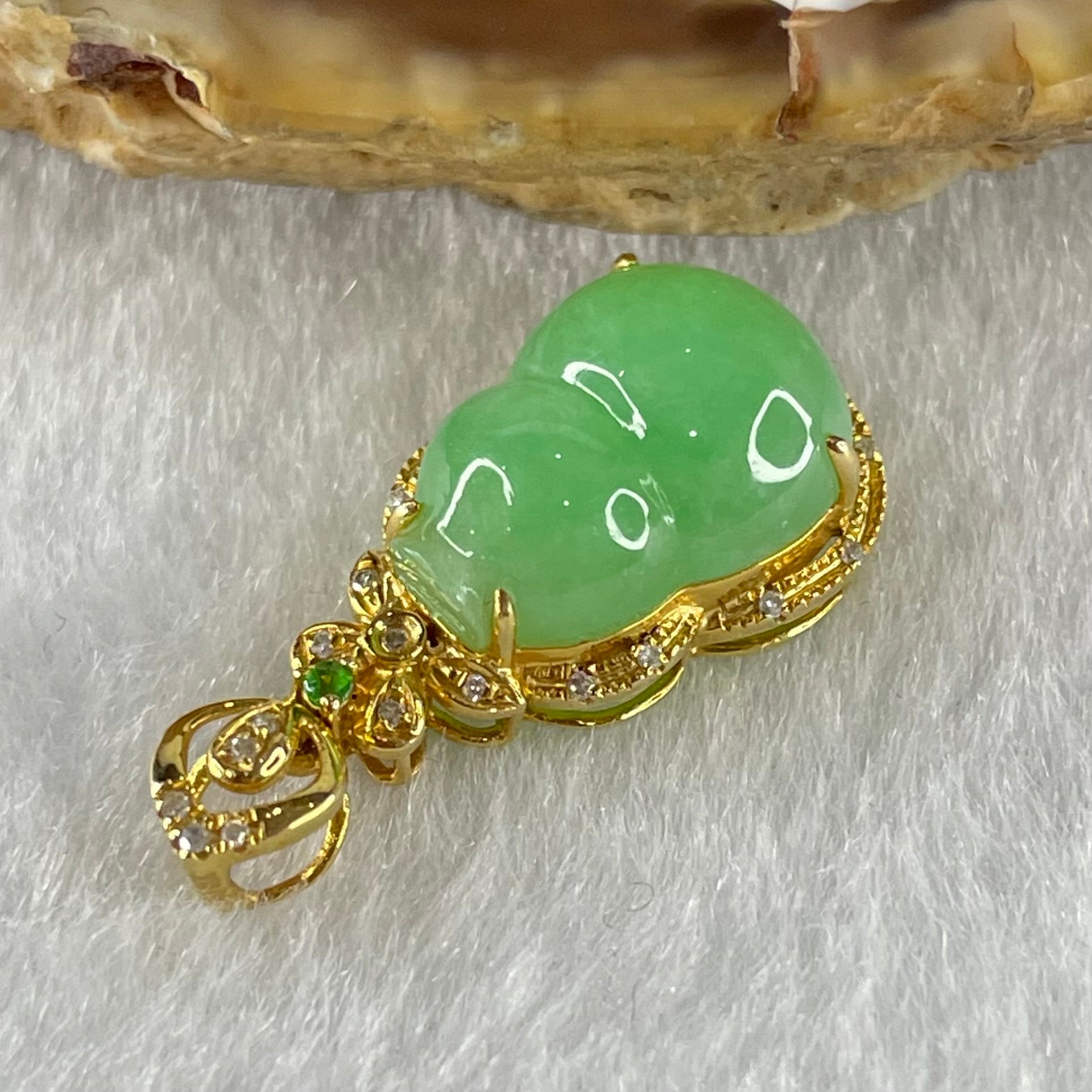 Type A Apple Green Jadeite Hulu and Diamonds 18K Yellow Gold Pendant 2.35g 13.2 by 9.5 by 4.5mm - Huangs Jadeite and Jewelry Pte Ltd