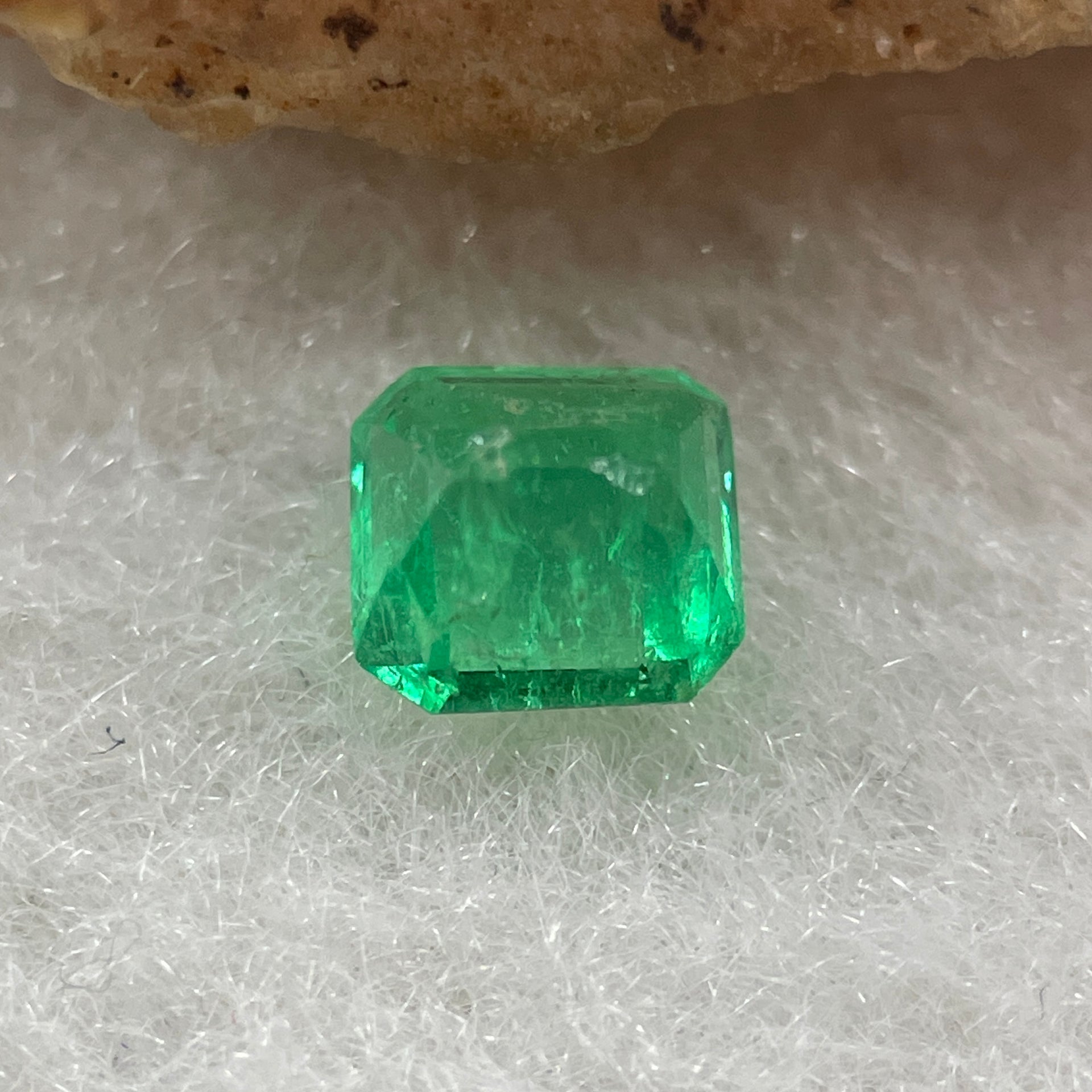 Natural Colombia Vivid Green Emerald (Beryl) Cut-Cornered Rectangular Step cut 0.44ct 4.8 by 4.6 by 2.9mm - Huangs Jadeite and Jewelry Pte Ltd
