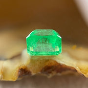 Natural Colombia Green Emerald (Beryl) Cut-Cornered Rectangular step cut 1.08ct 6.3 by 5.0 by 4.3mm - Huangs Jadeite and Jewelry Pte Ltd