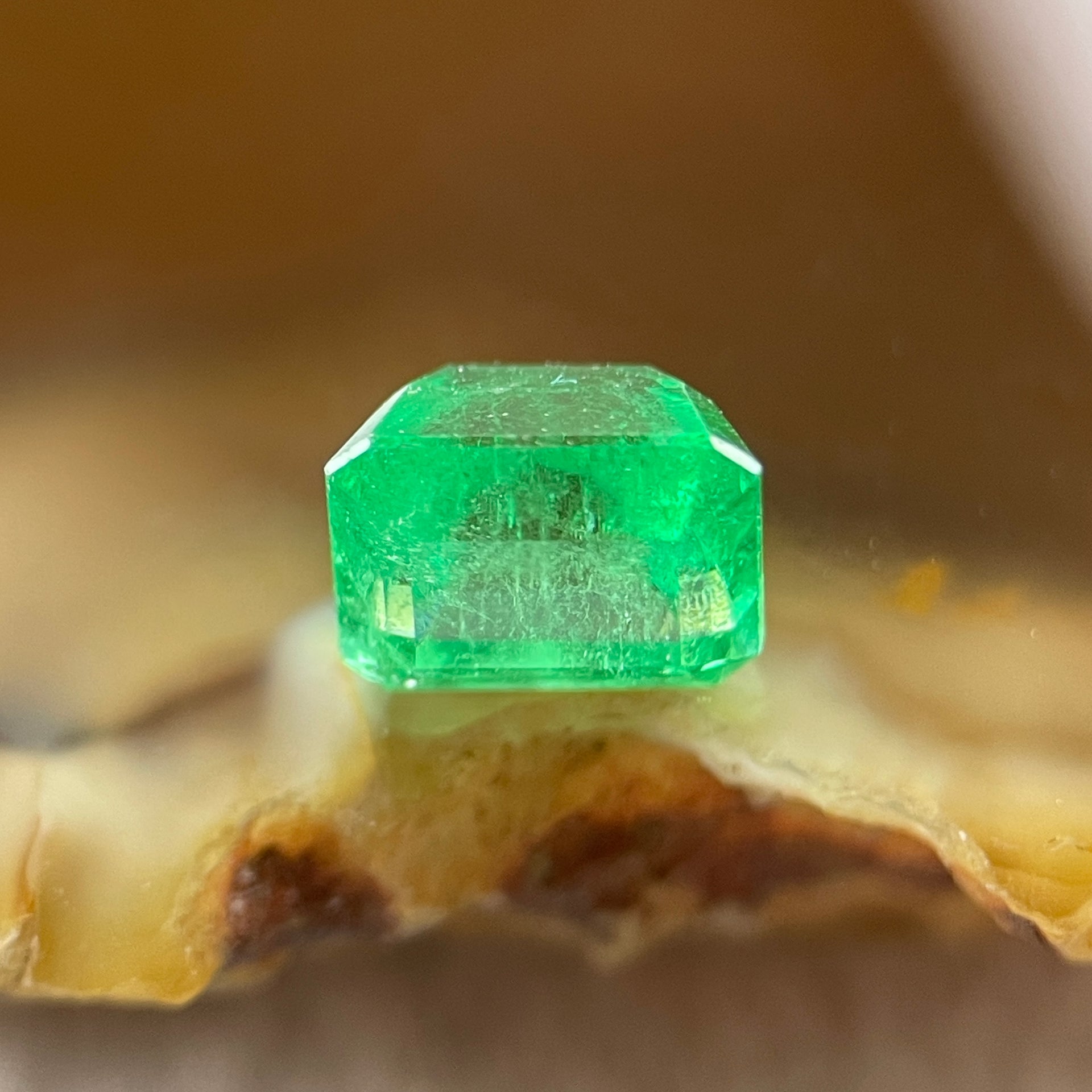 Natural Colombia Green Emerald (Beryl) Cut-Cornered Rectangular step cut 1.08ct 6.3 by 5.0 by 4.3mm - Huangs Jadeite and Jewelry Pte Ltd