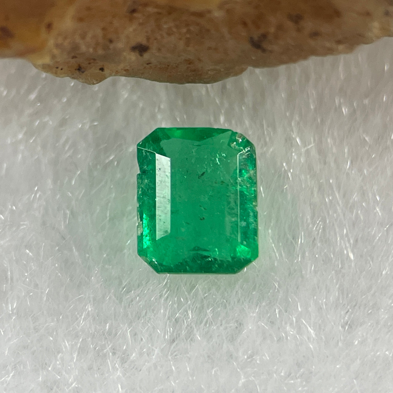 Natural Colombia Vivid Green Emerald (Beryl) Cut-Cornered Rectangular  Step cut 0.48ct 5.2 by 4.3 by 2.9mm - Huangs Jadeite and Jewelry Pte Ltd
