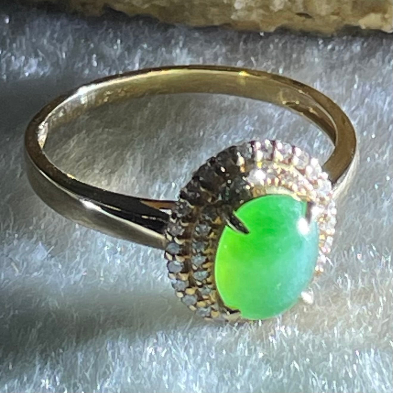 Type A Emerald Green Jadeite with Diamonds in 18K Rose Gold Ring 2.36g 7.5 by 6.0 by 3.5mm US6.8 HK15 - Huangs Jadeite and Jewelry Pte Ltd