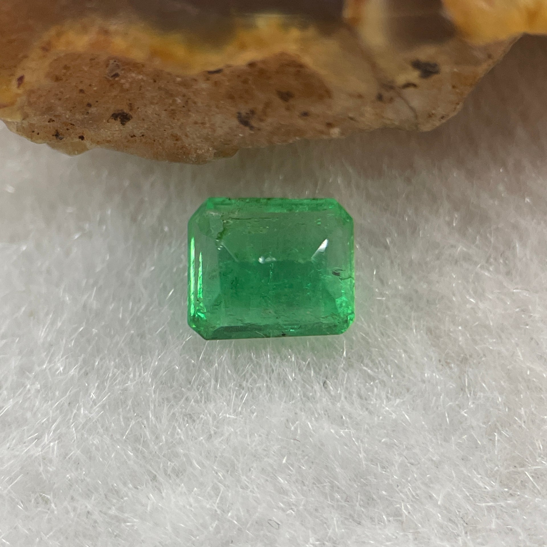 Natural Colombia Green Emerald (Beryl) Cut-Cornered Rectangular step cut 0.60ct 5.6 by 4.9 by 2.9mm - Huangs Jadeite and Jewelry Pte Ltd