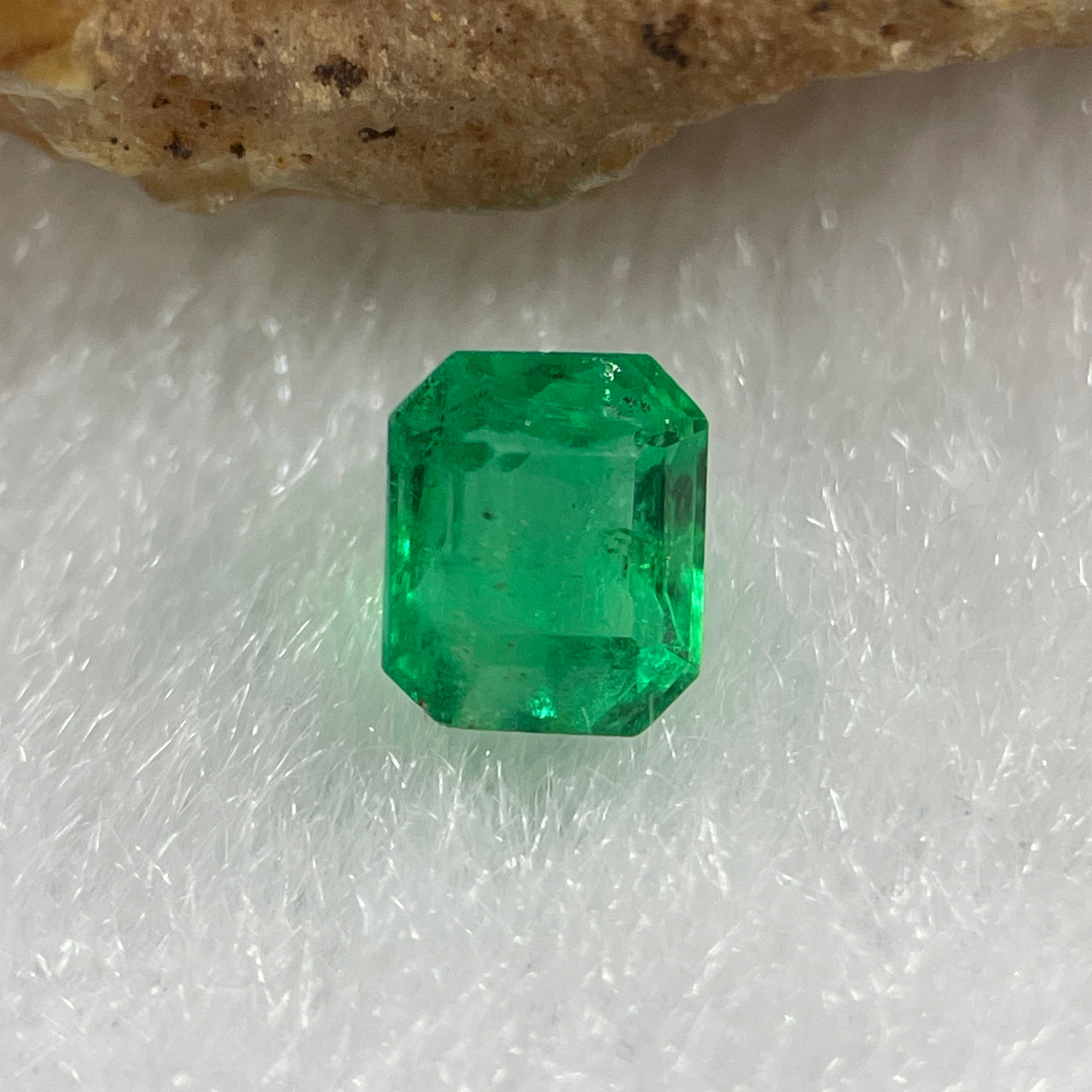 Natural Colombia Vivid Green Emerald (Beryl) Cut-Cornered Rectangular Step cut 0.48ct 4.8 by 4.3 by 3.4mm - Huangs Jadeite and Jewelry Pte Ltd