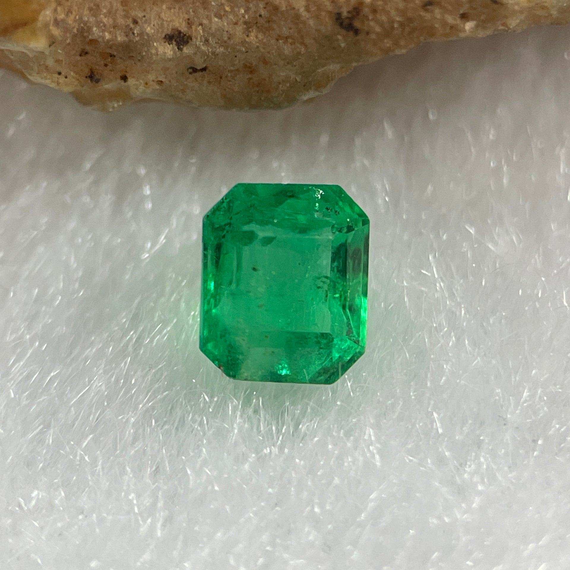 Natural Colombia Vivid Green Emerald (Beryl) Cut-Cornered Rectangular Step cut 0.48ct 4.8 by 4.3 by 3.4mm - Huangs Jadeite and Jewelry Pte Ltd