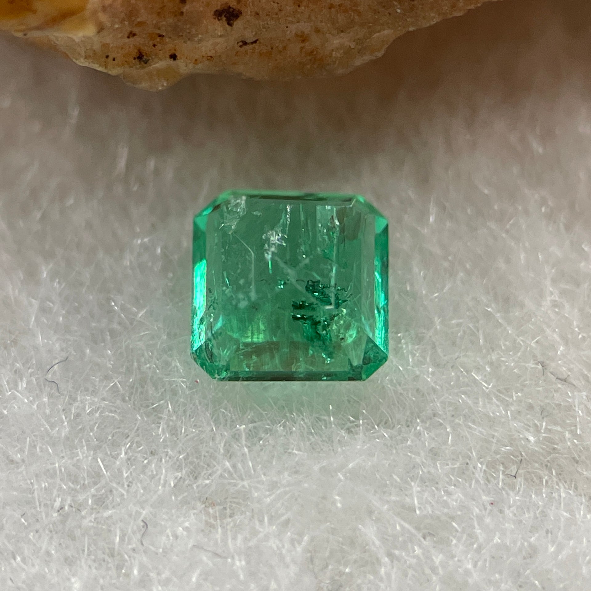 Natural Colombia Vivid Green Emerald (Beryl) Cut-Cornered Square Step cut 0.43ct 4.7 by 4.6 by 2.6mm - Huangs Jadeite and Jewelry Pte Ltd