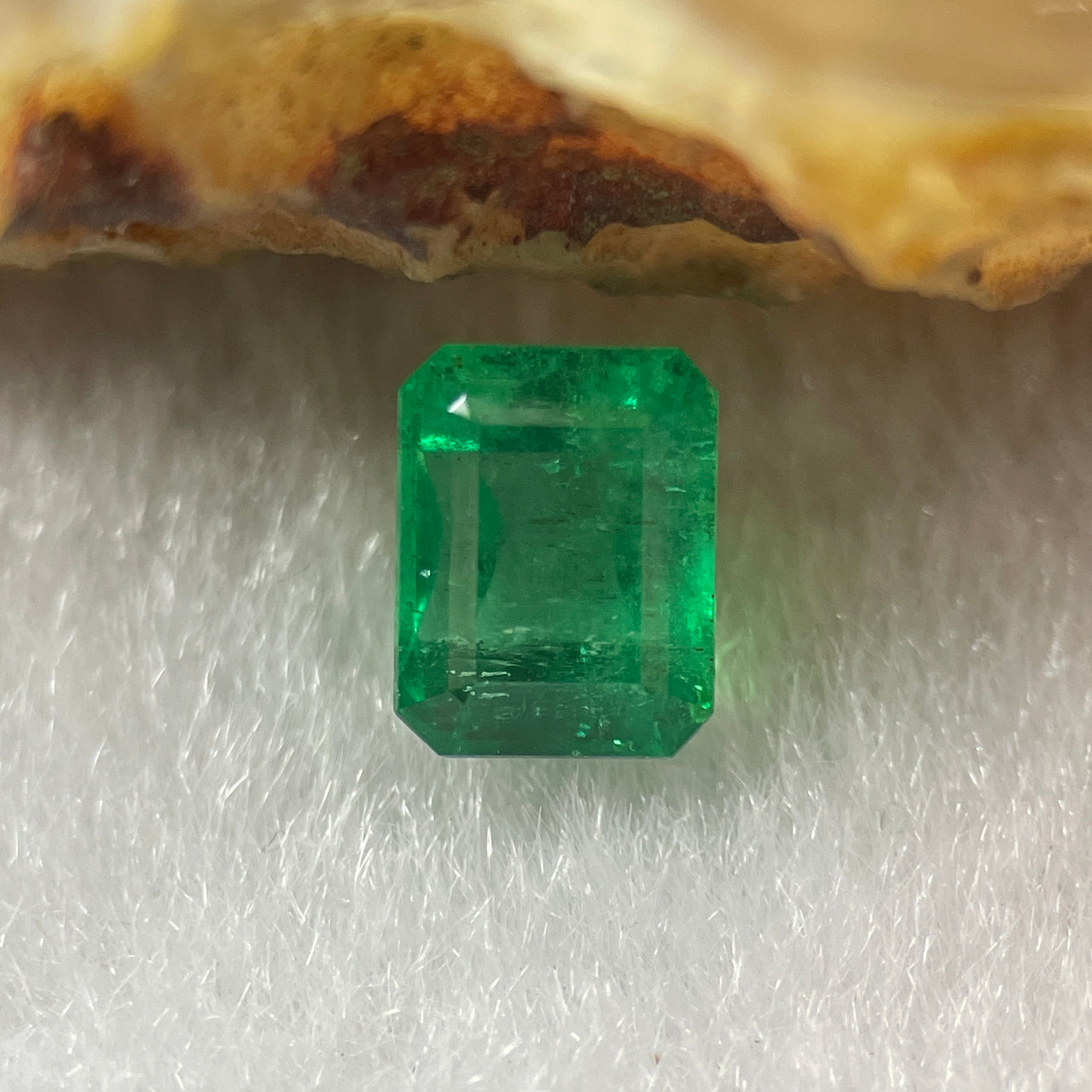 Natural Colombia Green Emerald (Beryl) Cut-Cornered Rectangular step cut 1.08ct 6.3 by 5.0 by 4.3mm - Huangs Jadeite and Jewelry Pte Ltd