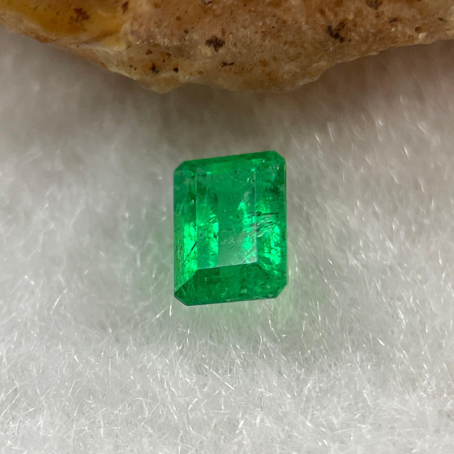 Natural Colombia Vivid Green Emerald (Beryl) Cut-Cornered Rectangular Step cut 0.48ct 5.5 by 3.9 by 2.9mm - Huangs Jadeite and Jewelry Pte Ltd