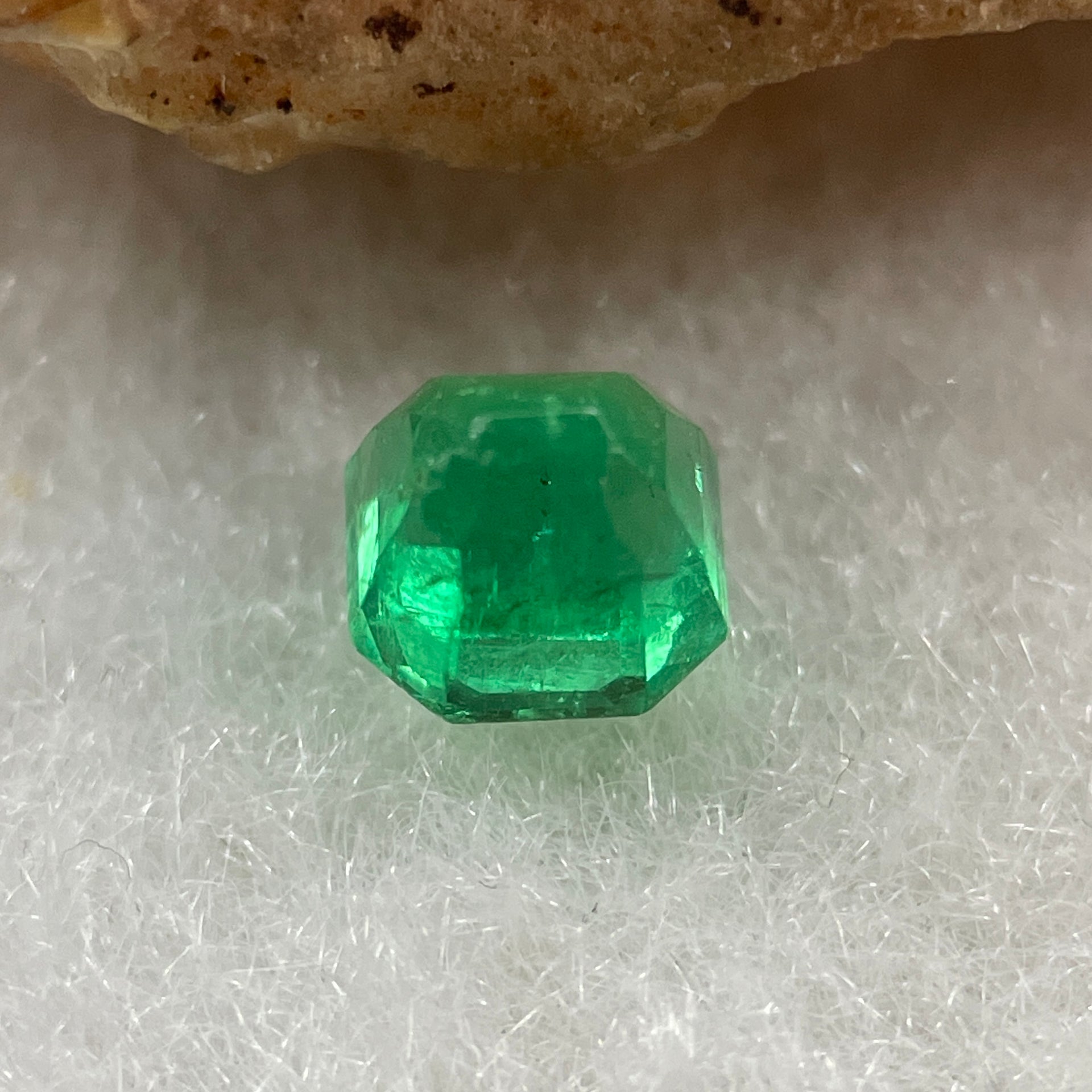 Natural Colombia Vivid Green Emerald (Beryl) Cut-Cornered Square Step cut 0.49ct 4.4 by 4.4 by 3.6mm - Huangs Jadeite and Jewelry Pte Ltd