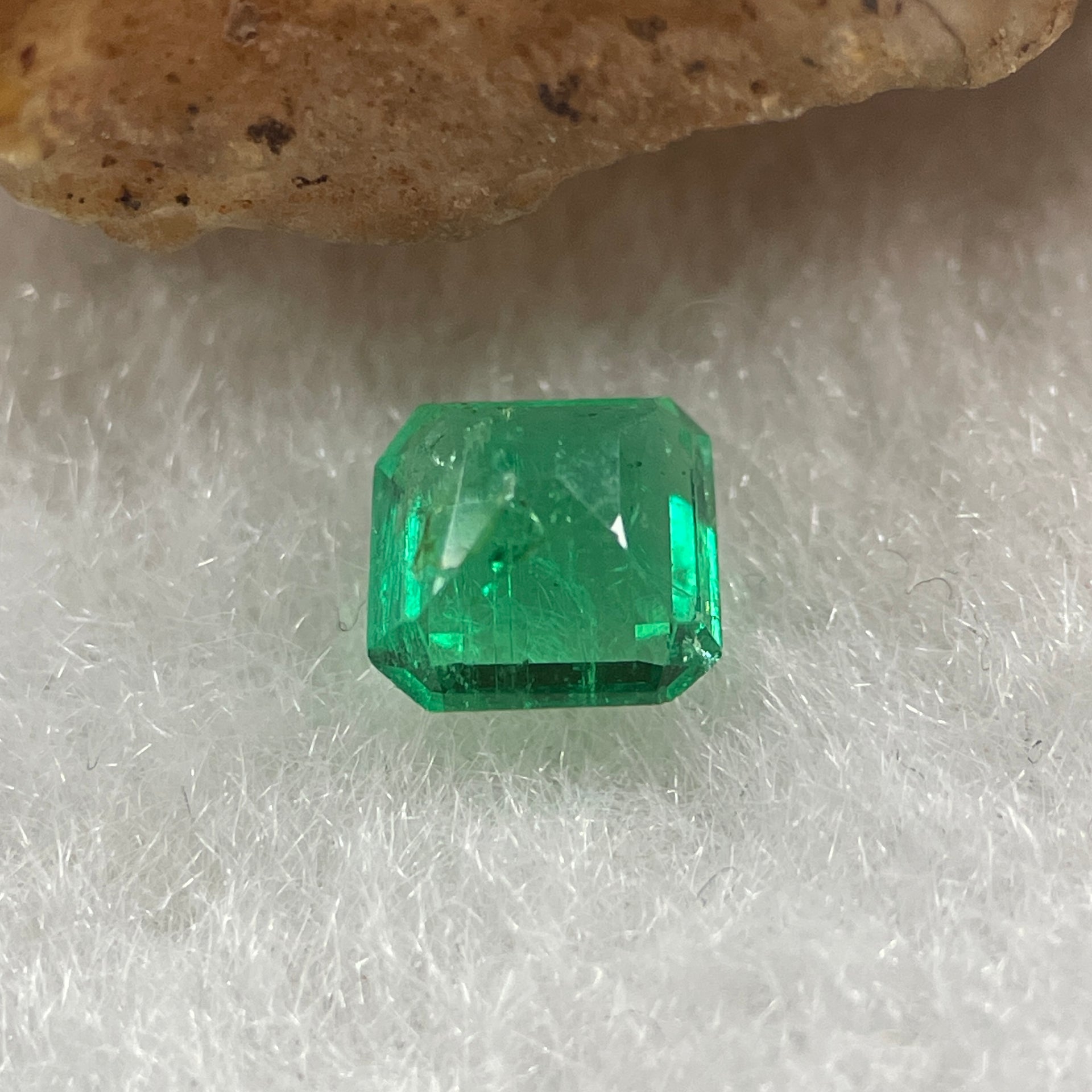 Natural Colombia Vivid Green Emerald (Beryl) Cut-Cornered Rectangular Step cut 0.45ct 5.0 by 4.6 by 2.8m - Huangs Jadeite and Jewelry Pte Ltd