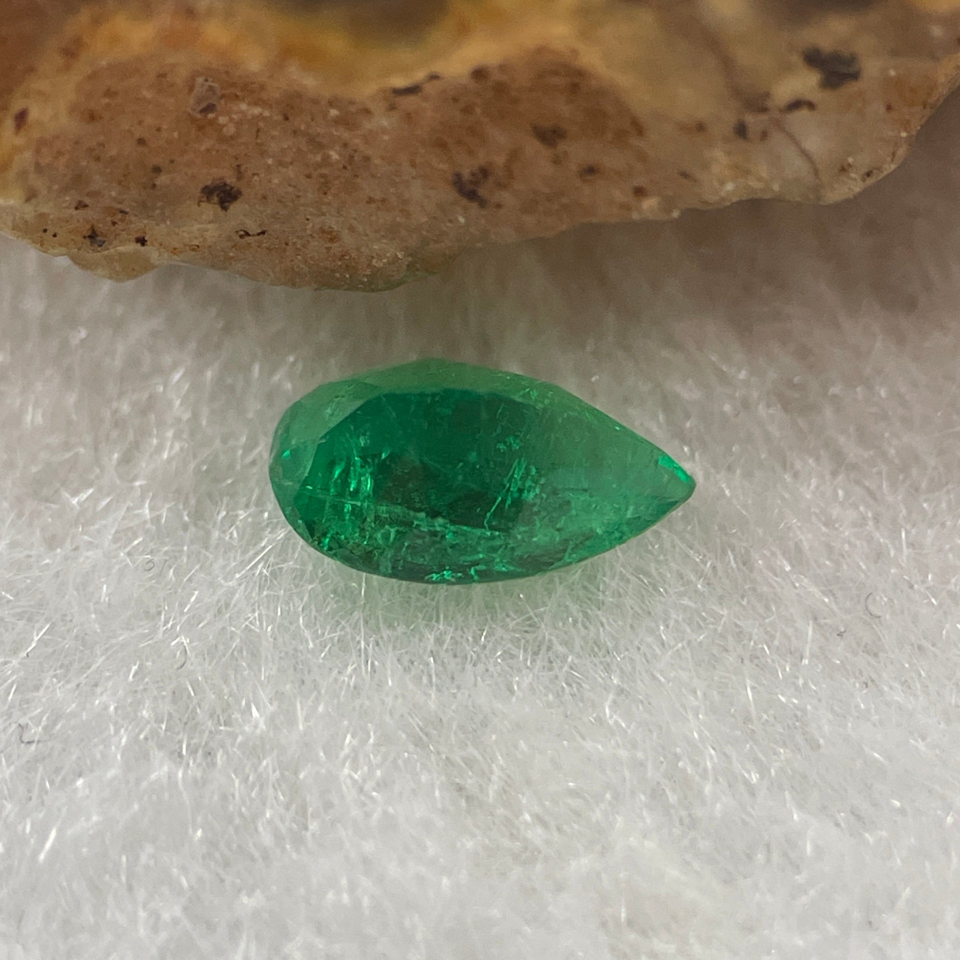 Natural Colombia Green Emerald (Beryl) Cut-Cornered Tear Drop cut 0.50ct 7.0 by 4.2 by 3.4mm - Huangs Jadeite and Jewelry Pte Ltd