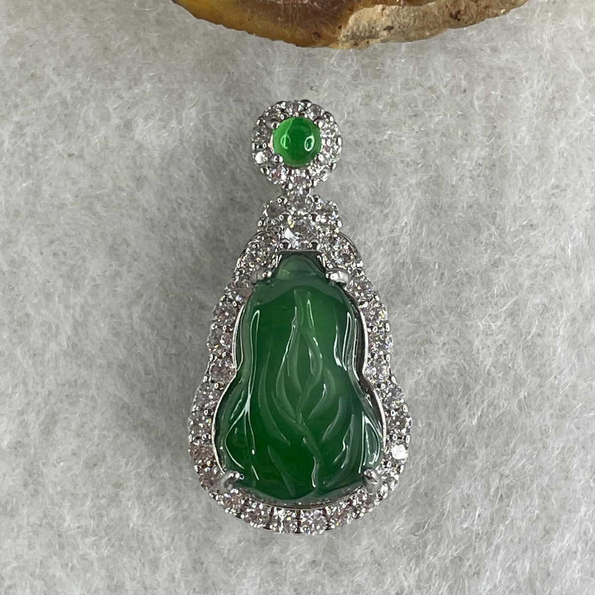 Natural Type A Omphacite Spicy Green Jadeite Hulu Pendant in S925 Silver | (2.90g | 14.2 x 9.5 x 3.0mm | Health, Abundance & Negative Energy Absorber, Feng Shui Prosperity & Longevity Pendant) - Huangs Jadeite and Jewelry Pte Ltd