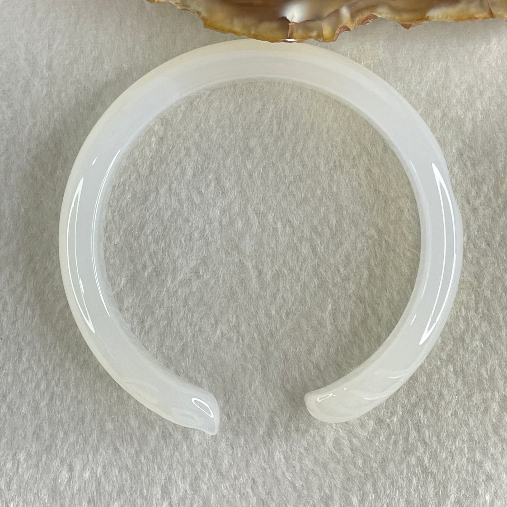 Natural White Agate Fox Bange Internal Dimeter 58.6mm 30.60g 10.9 by 8.9mm - Huangs Jadeite and Jewelry Pte Ltd