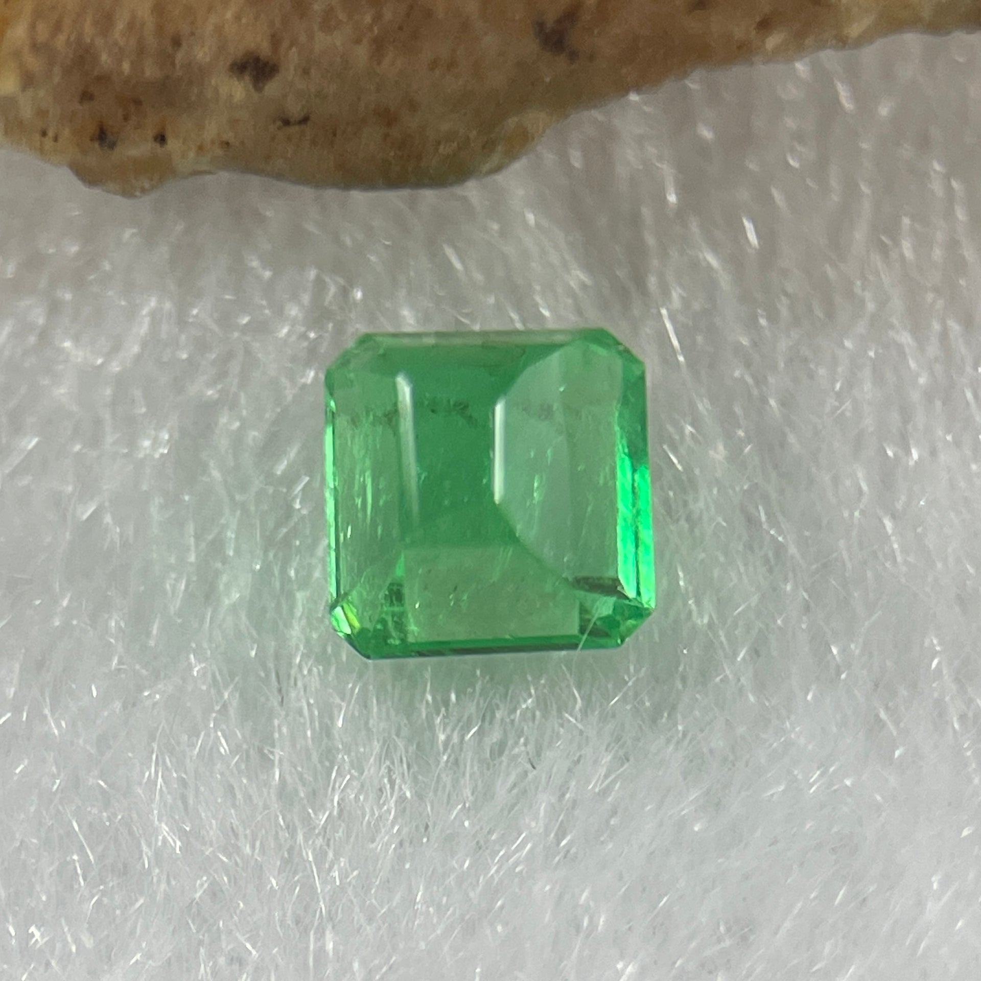 Natural Colombia Vivid Green Emerald (Beryl) Cut-Cornered Square Step cut 0.48ct 4.4 by 4.4 by 3.3mm - Huangs Jadeite and Jewelry Pte Ltd