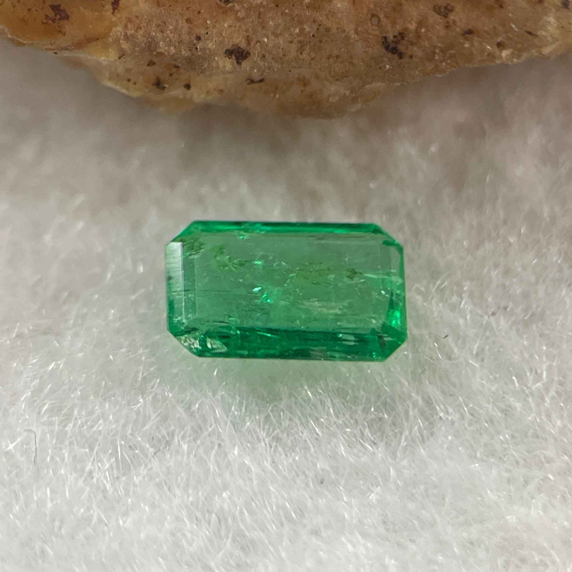 Natural Colombia Vivid Green Emerald (Beryl) Cut-Cornered Rectangular Step cut 0.42ct 6.3 by 3.9 by 1.9mm - Huangs Jadeite and Jewelry Pte Ltd