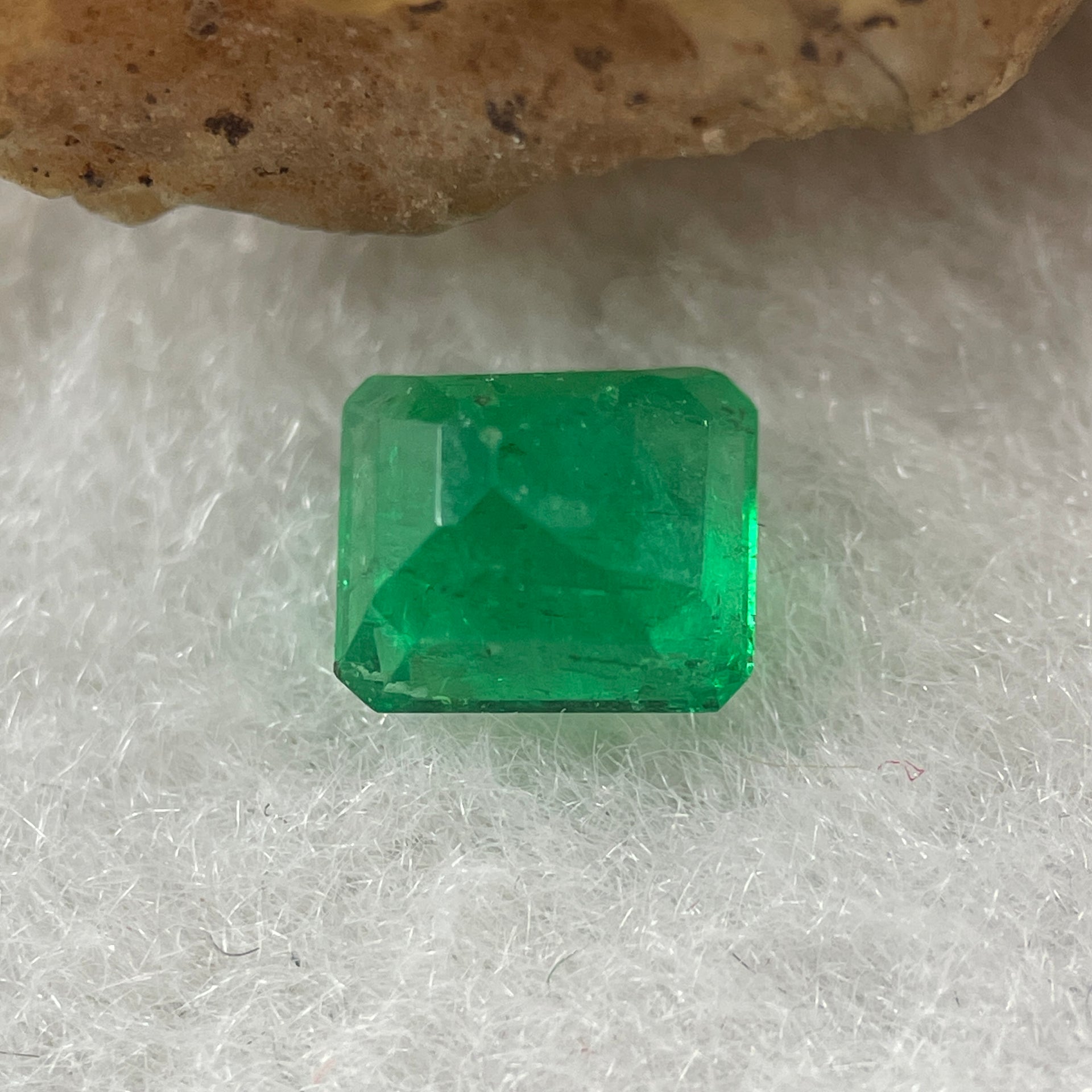 Natural Colombia Green Emerald (Beryl) Cut-Cornered Rectangular Step cut 0.93ct 6.1 by 5.3 by 3.8mm - Huangs Jadeite and Jewelry Pte Ltd