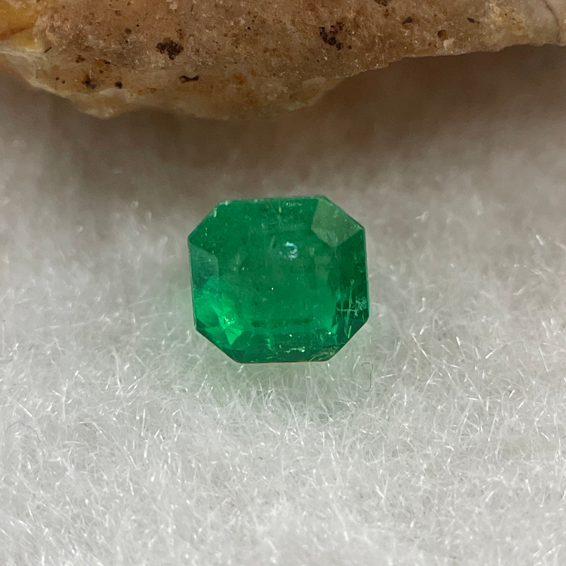 Natural Colombia Vivid Green Emerald (Beryl) Cut-Cornered Square Step cut 0.49ct 4.4 by 4.4 by 3.6mm - Huangs Jadeite and Jewelry Pte Ltd