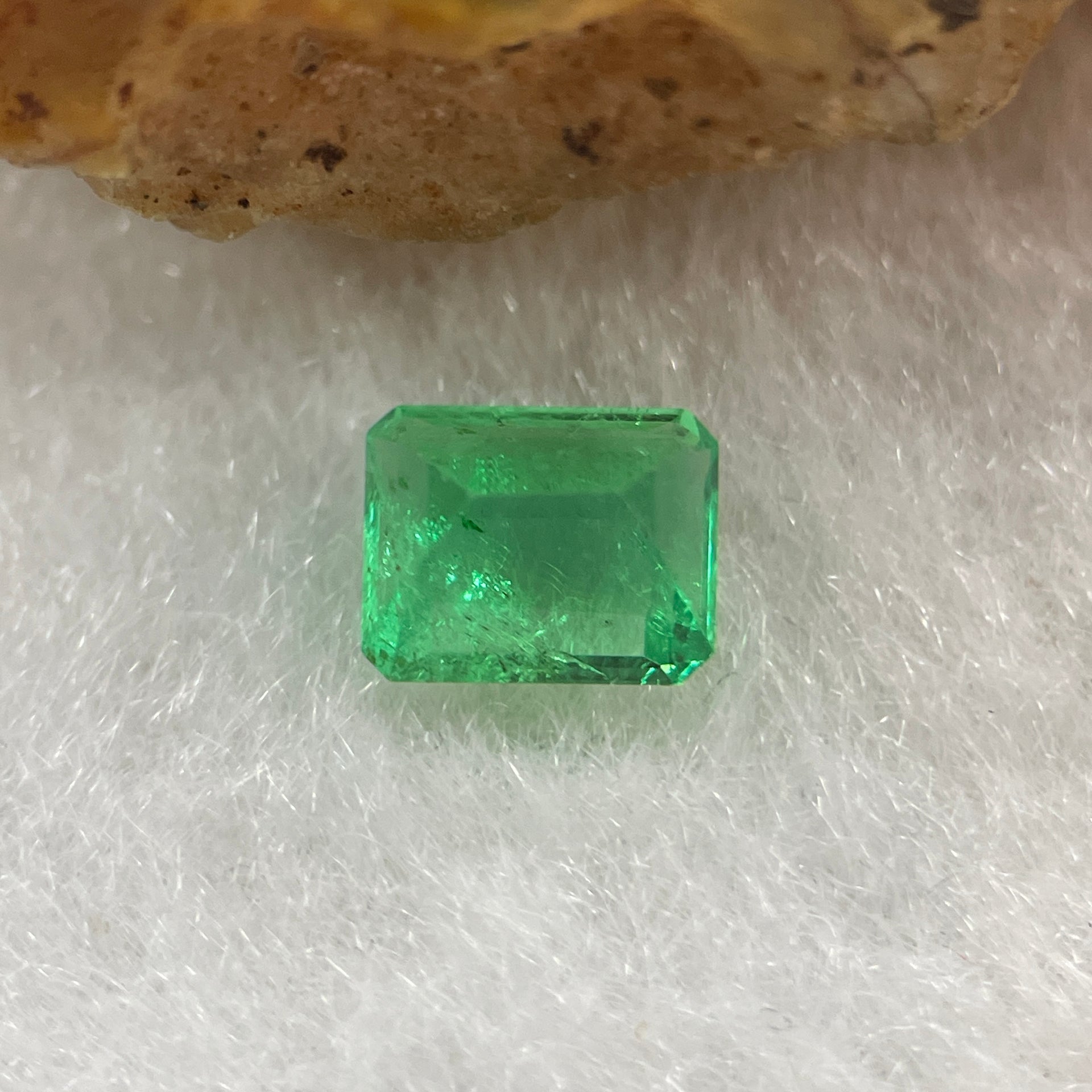 Natural Colombia Green Emerald (Beryl) Cut-Cornered Rectangular step cut 0.67ct 5.8 by 4.9 by 3.7mm - Huangs Jadeite and Jewelry Pte Ltd