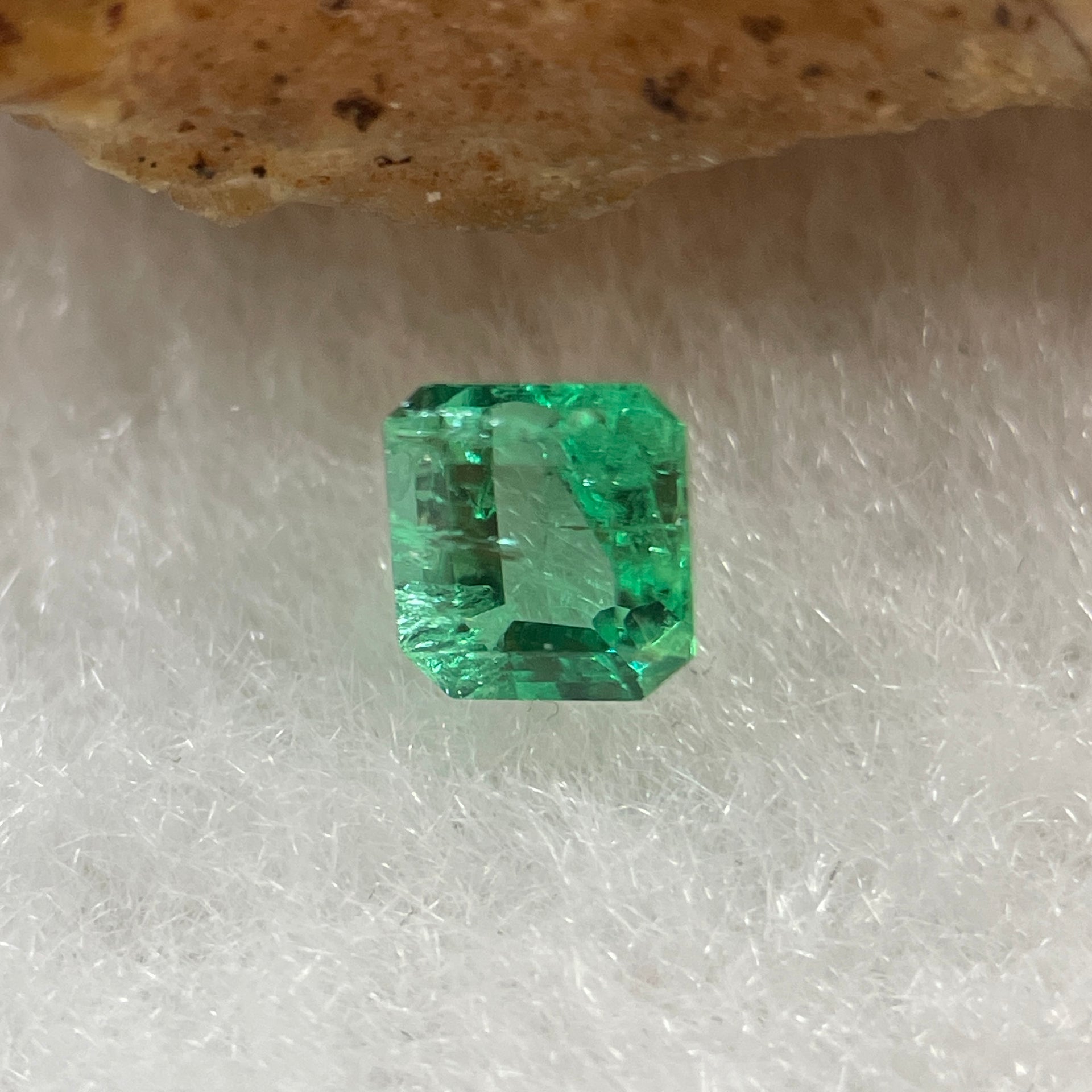 Natural Colombia Vivid Green Emerald (Beryl) Cut-Cornered Rectangular Step cut 0.41ct 4.5 by 4.1 by 3.0mm - Huangs Jadeite and Jewelry Pte Ltd