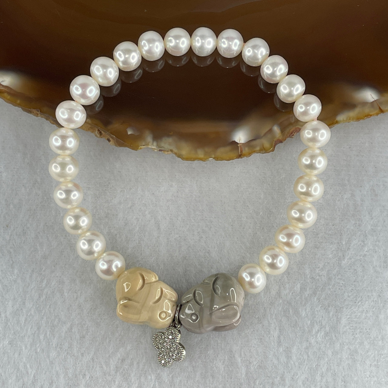Faux Pearl Bead Bracelet with Agate Twin Rabbit Charm | Elegant Luminous Stretch Bracelet (18.47g | 16.5cm | 7.3mm Beads | 25 Beads | 17.0 by 10.7 by 12.2mm Rabbit)