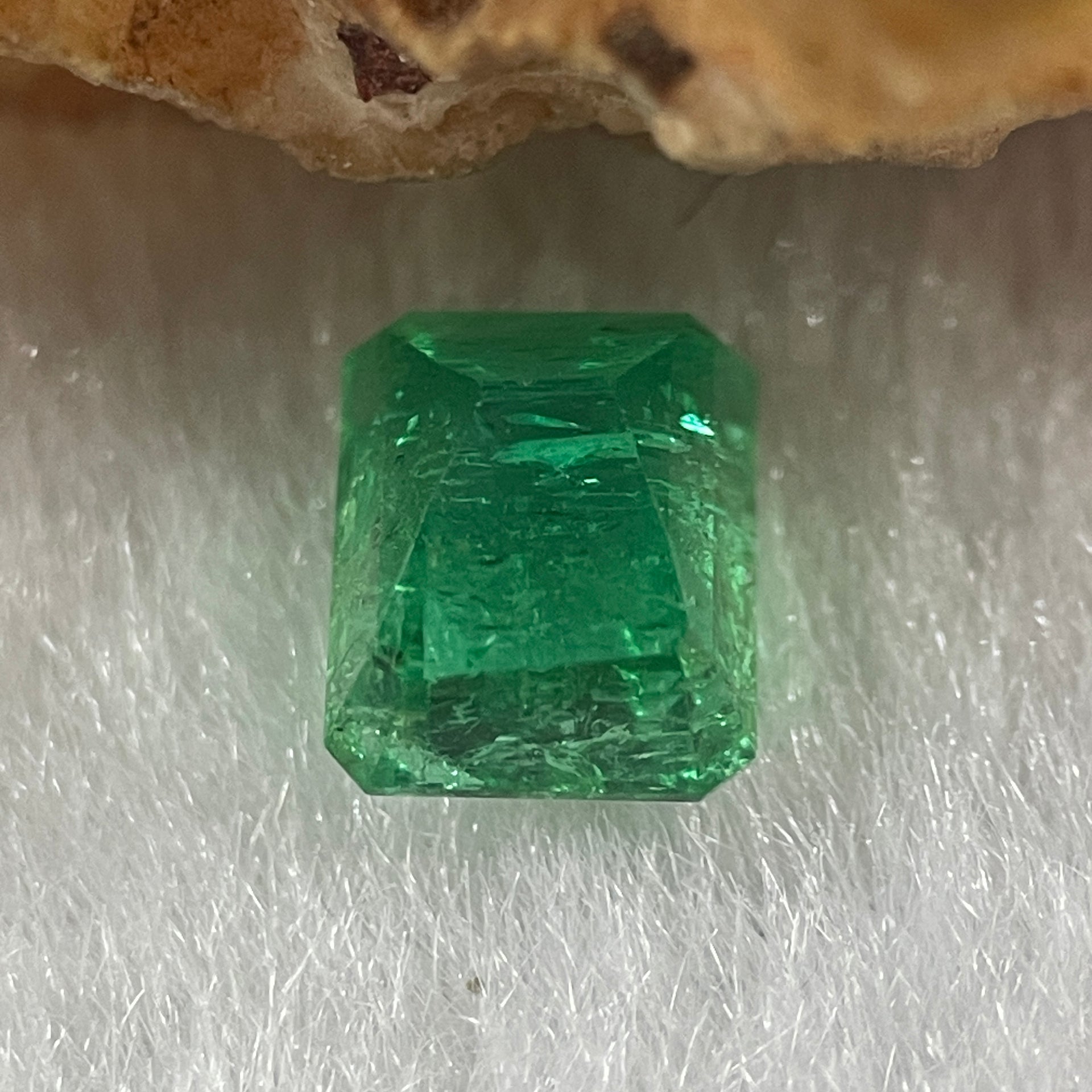 Natural Colombia Green Emerald (Beryl) Cut-Cornered Rectangular step cut 0.89ct 6.4 by 4.8 by 3.5mm - Huangs Jadeite and Jewelry Pte Ltd