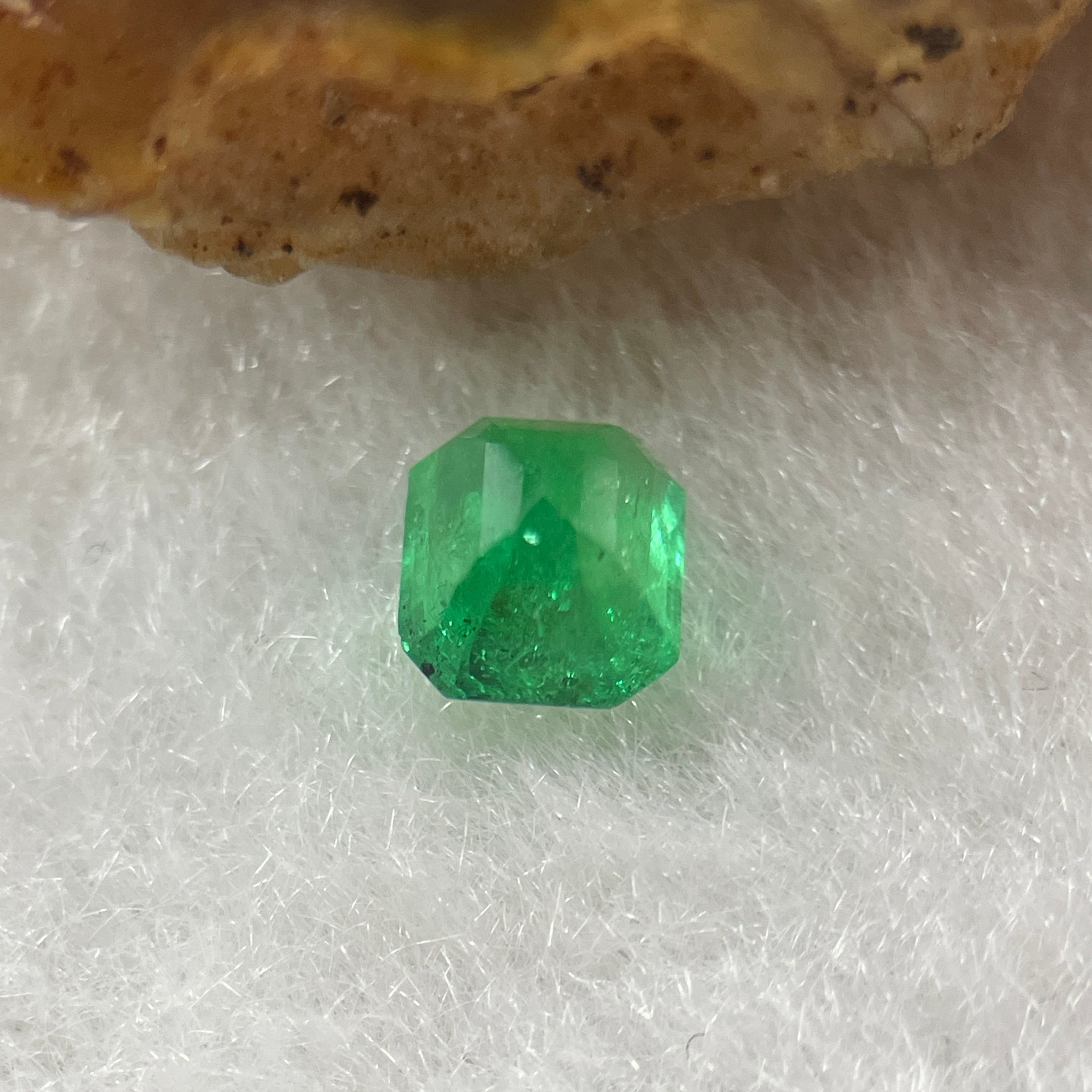 Natural Colombia Green Emerald (Beryl) Cut-Cornered Rectangular step cut 0.68ct 5.3 by 4.9 by 3.9mm - Huangs Jadeite and Jewelry Pte Ltd