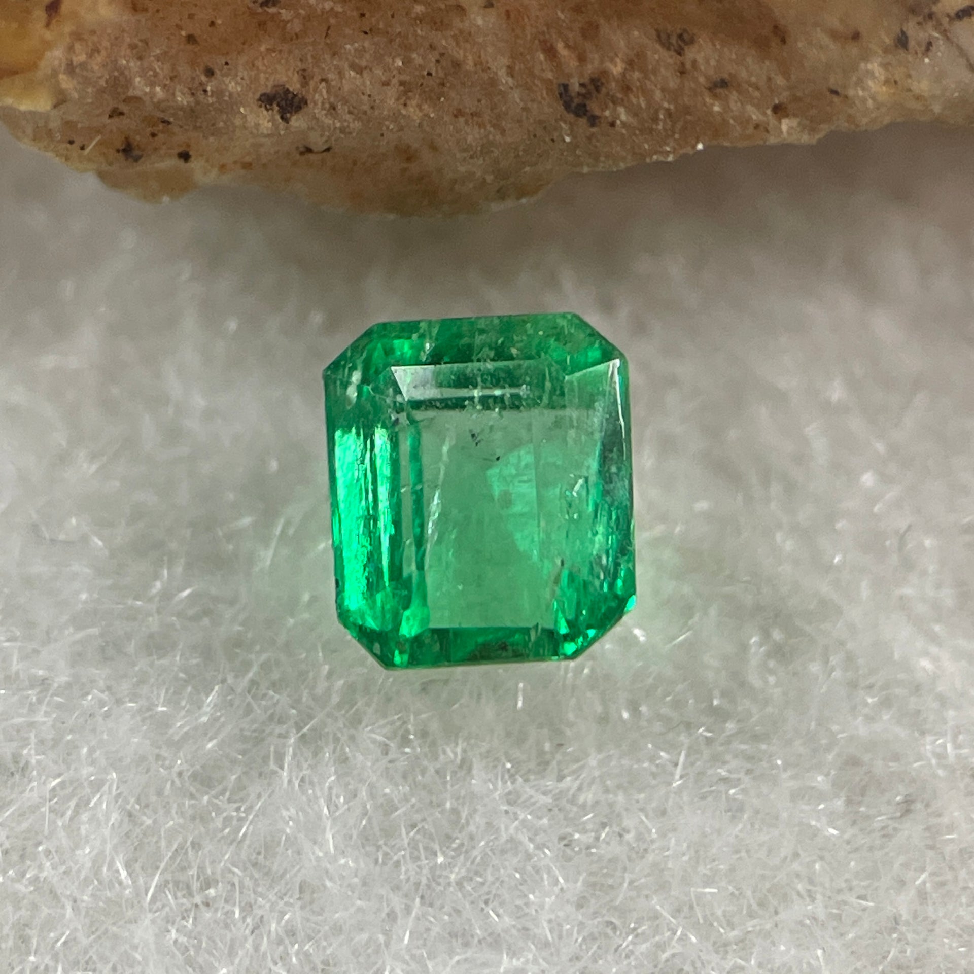 Natural Colombia Vivid Green Emerald (Beryl) Cut-Cornered Rectangle Step cut 0.46ct 4.8 by 4.2 by 3.0mm - Huangs Jadeite and Jewelry Pte Ltd