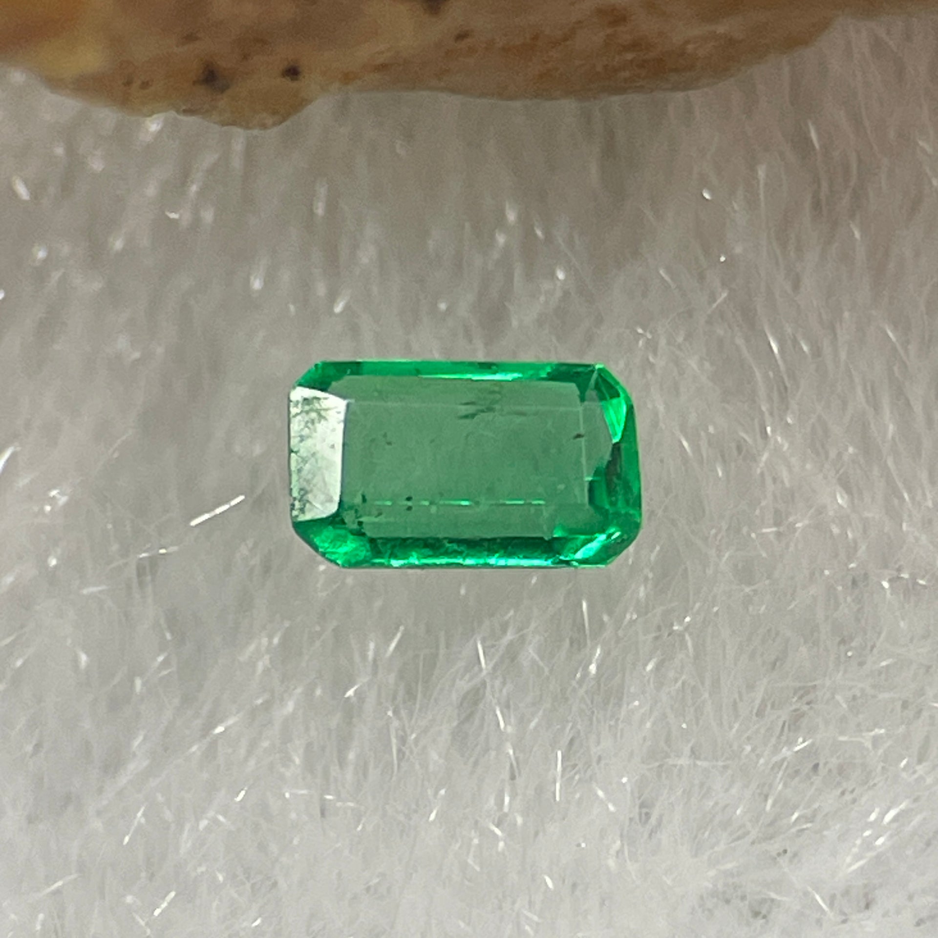 Natural Colombia Vivid Green Emerald (Beryl) Cut-Cornered Rectangular Step cut 0.06ct 3.3 by 2.0 by 1.3mm - Huangs Jadeite and Jewelry Pte Ltd