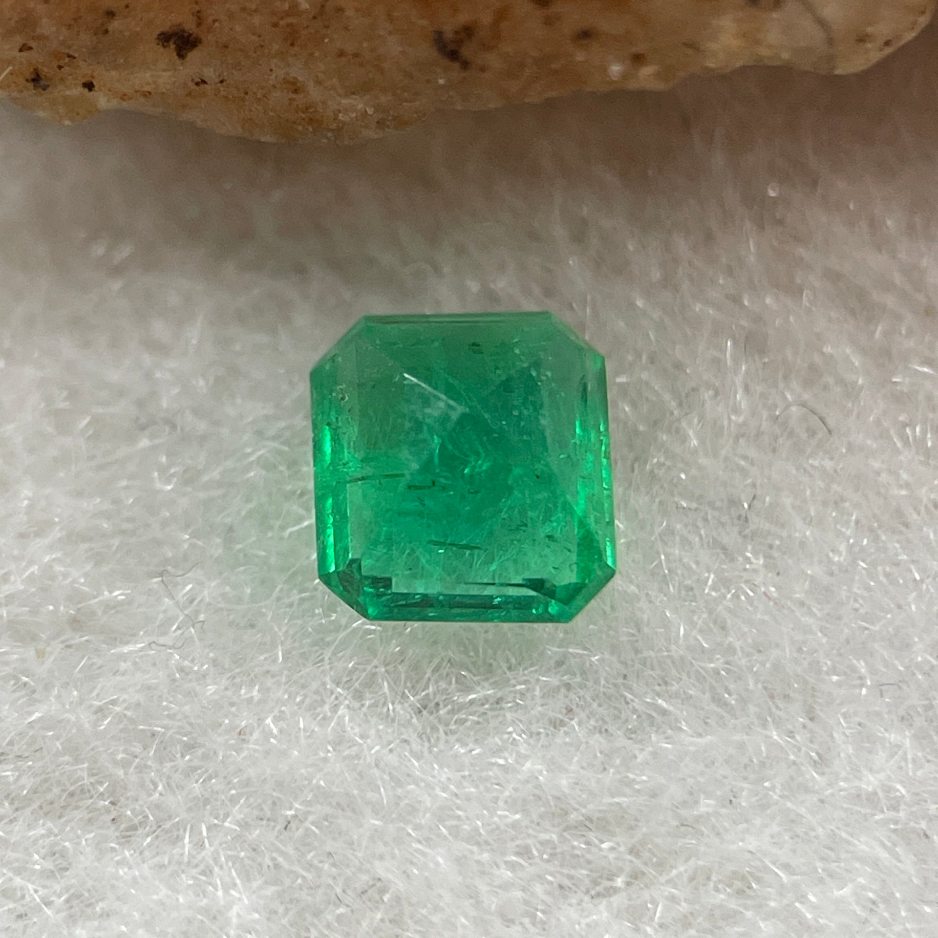 Natural Colombia Vivid Green Emerald (Beryl) Cut-Cornered Rectangular Step cut 0.44ct 4.9 by 4.5 by 2.9mm - Huangs Jadeite and Jewelry Pte Ltd