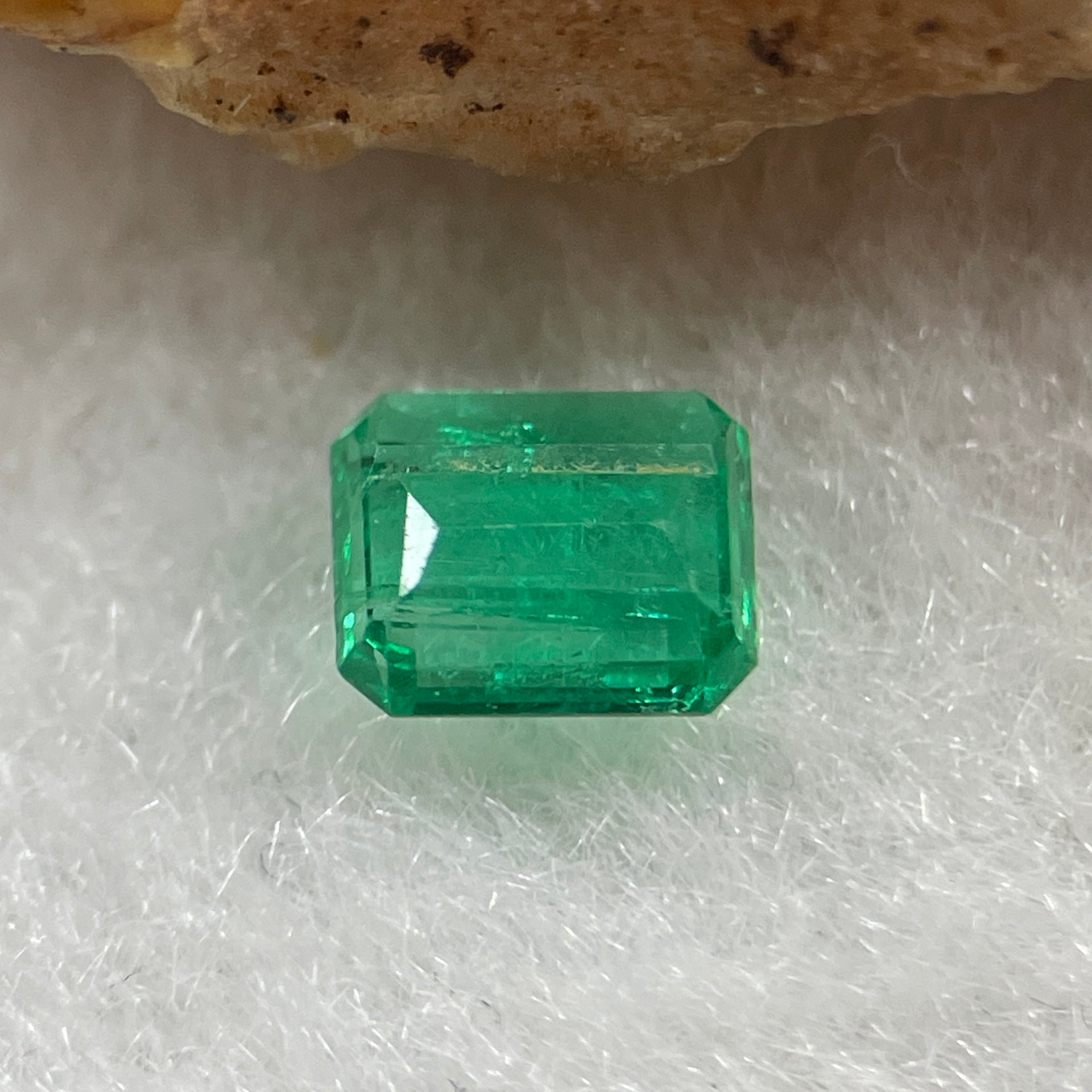Natural Colombia Vivid Green Emerald (Beryl) Cut-Cornered Rectangular Step cut 0.46ct 5.3 by 4.6 by 2.4mm - Huangs Jadeite and Jewelry Pte Ltd