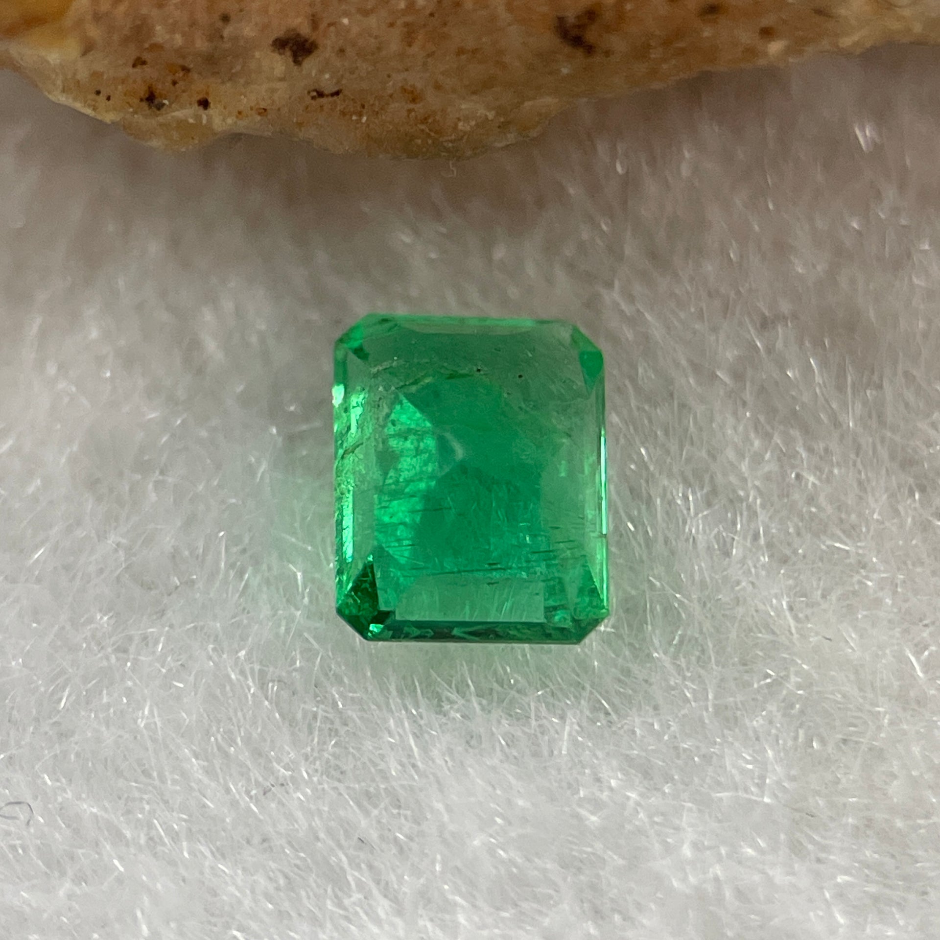 Natural Colombia Vivid Green Emerald (Beryl) Cut-Cornered Rectangle Step cut 0.42ct 5.1 by 4.1 by 2.6mm - Huangs Jadeite and Jewelry Pte Ltd