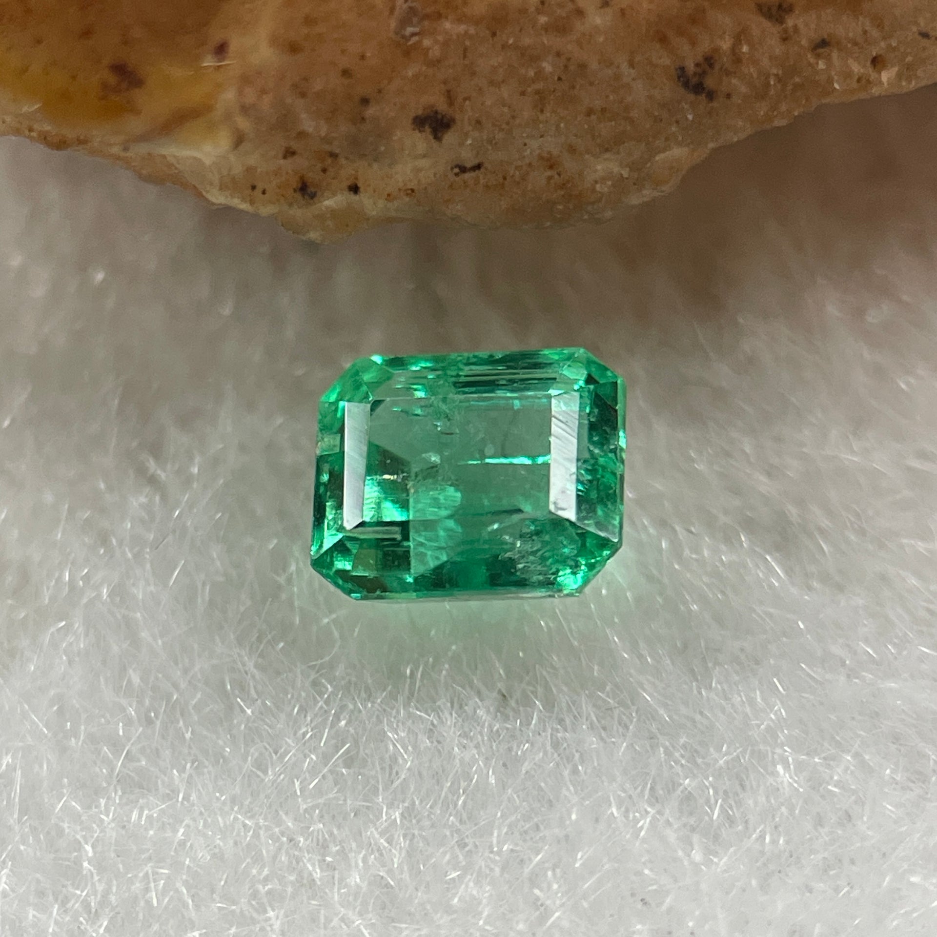 Natural Colombia Vivid Green Emerald (Beryl) Cut-Cornered Rectangular Step cut 0.47ct 4.8 by 4.1 by 3.1mm - Huangs Jadeite and Jewelry Pte Ltd