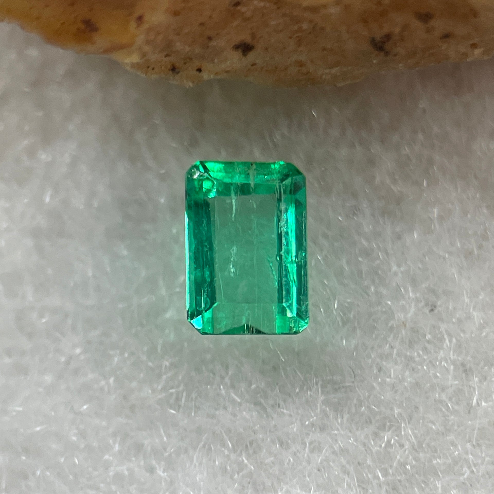 Natural Colombia Vivid Green Emerald (Beryl) Cut-Cornered Rectangle Step cut 0.49ct 5.4 by 3.7 by 2.9mm - Huangs Jadeite and Jewelry Pte Ltd