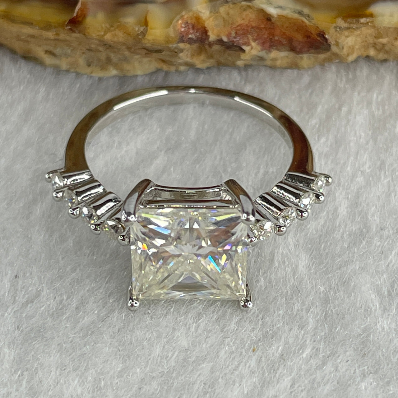 3.0Ct Colourless Princess Cut Diameter 9.0mm VVS1 Excellent Cut Moissanite Excellent Polish Excellent Symmetry None Florescence in S925 Sliver Rings US 7.1 HK 15.5