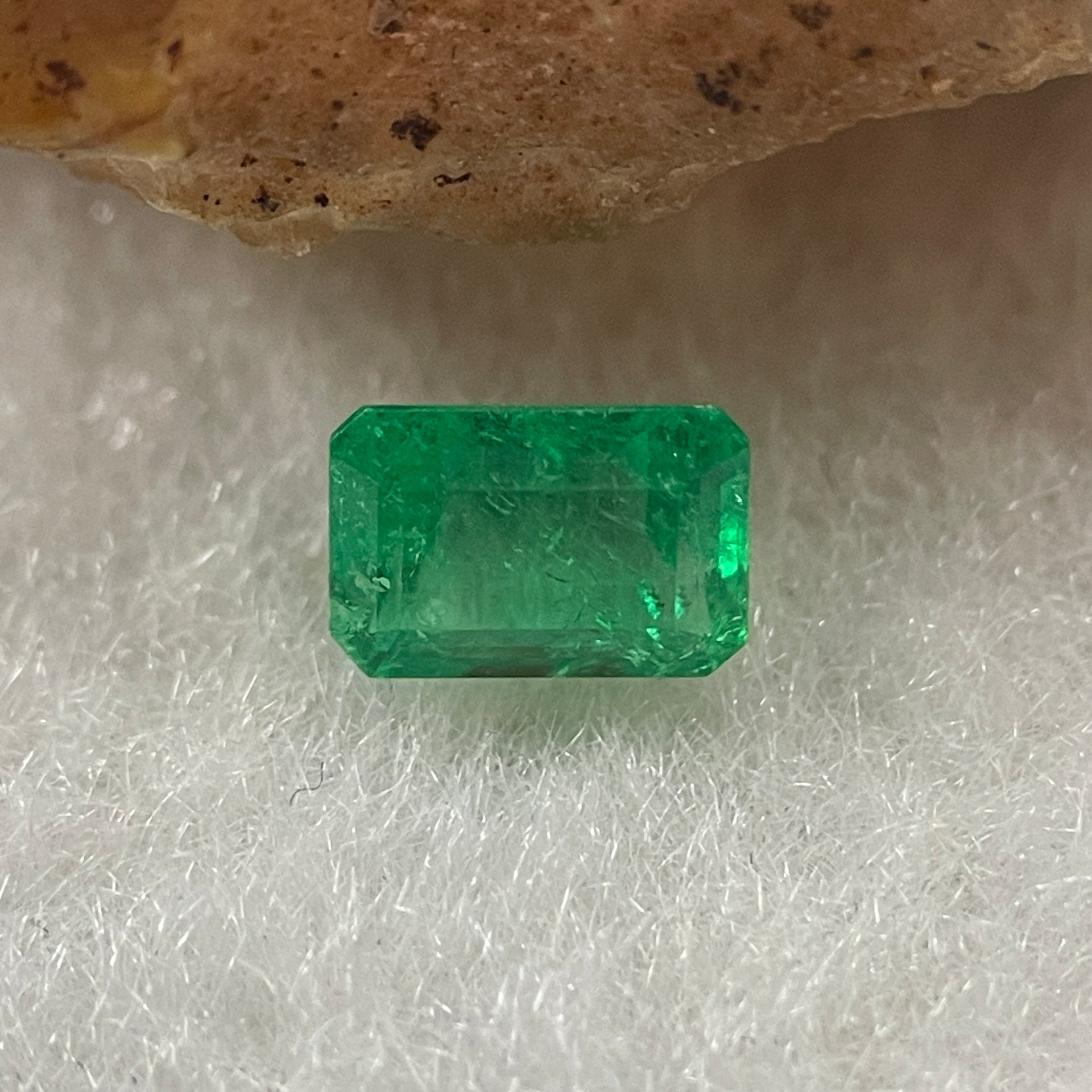 Natural Colombia Vivid Green Emerald (Beryl) Cut-Cornered Rectangular Step cut 0.47ct 5.6 by 3.9 by 2.8mm - Huangs Jadeite and Jewelry Pte Ltd