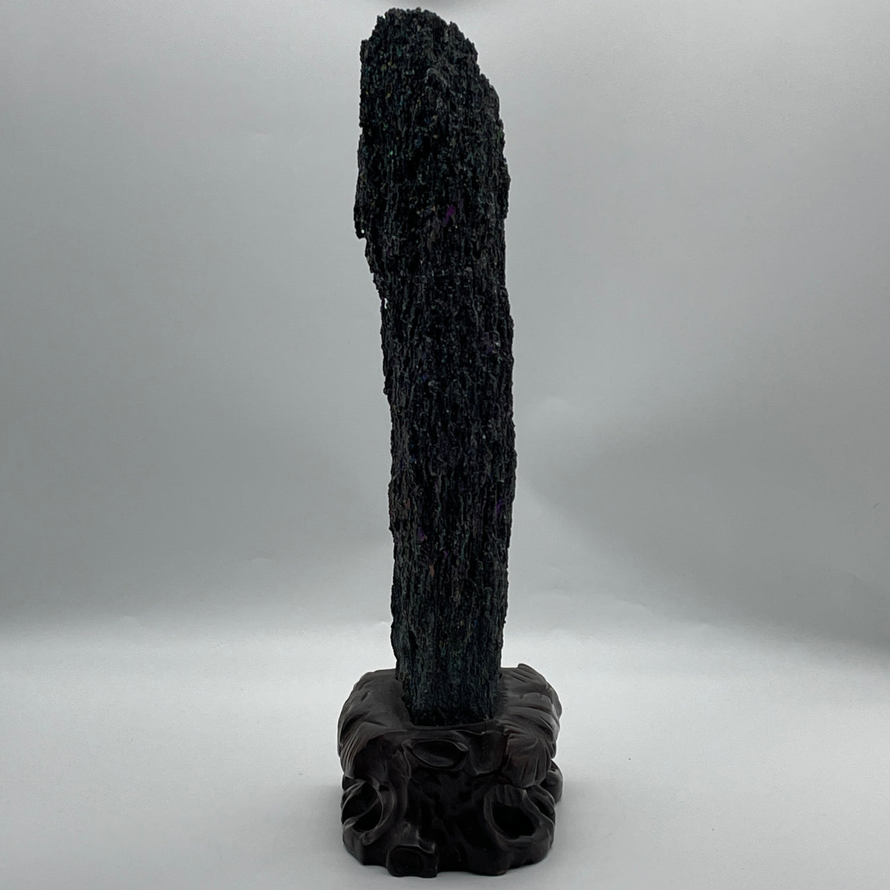 Natural Black Moissanite Rough Specimen | Custom Wooden Display Stand | Massive 2,229.6g Interstellar Mineral Crust | Avant-Garde "Cosmic Shield" Raw Architectural Masterpiece (170x100.0x355.0mm)