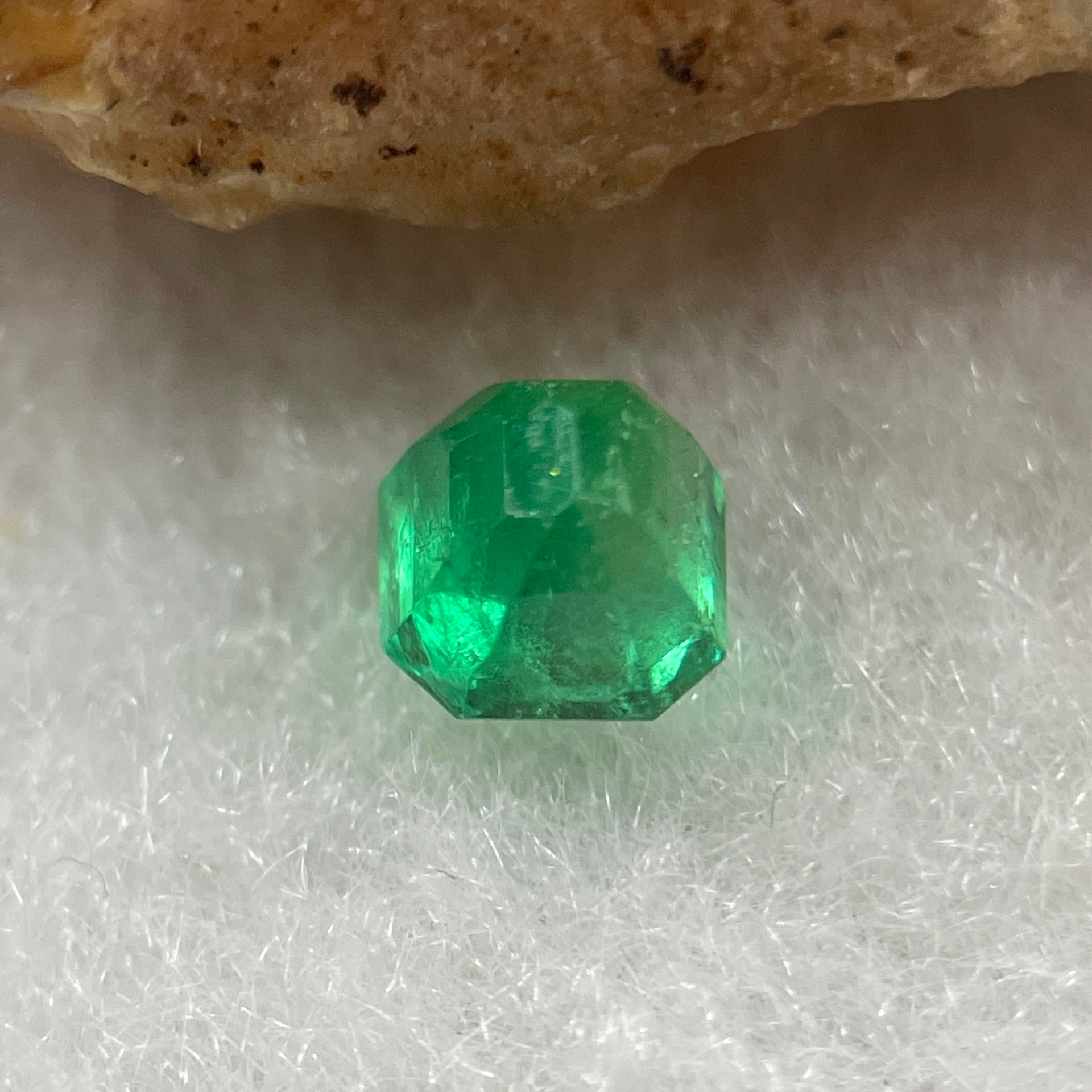 Natural Colombia Vivid Green Emerald (Beryl) Cut-Cornered Square Step cut 0.49ct 4.4 by 4.4 by 3.6mm - Huangs Jadeite and Jewelry Pte Ltd