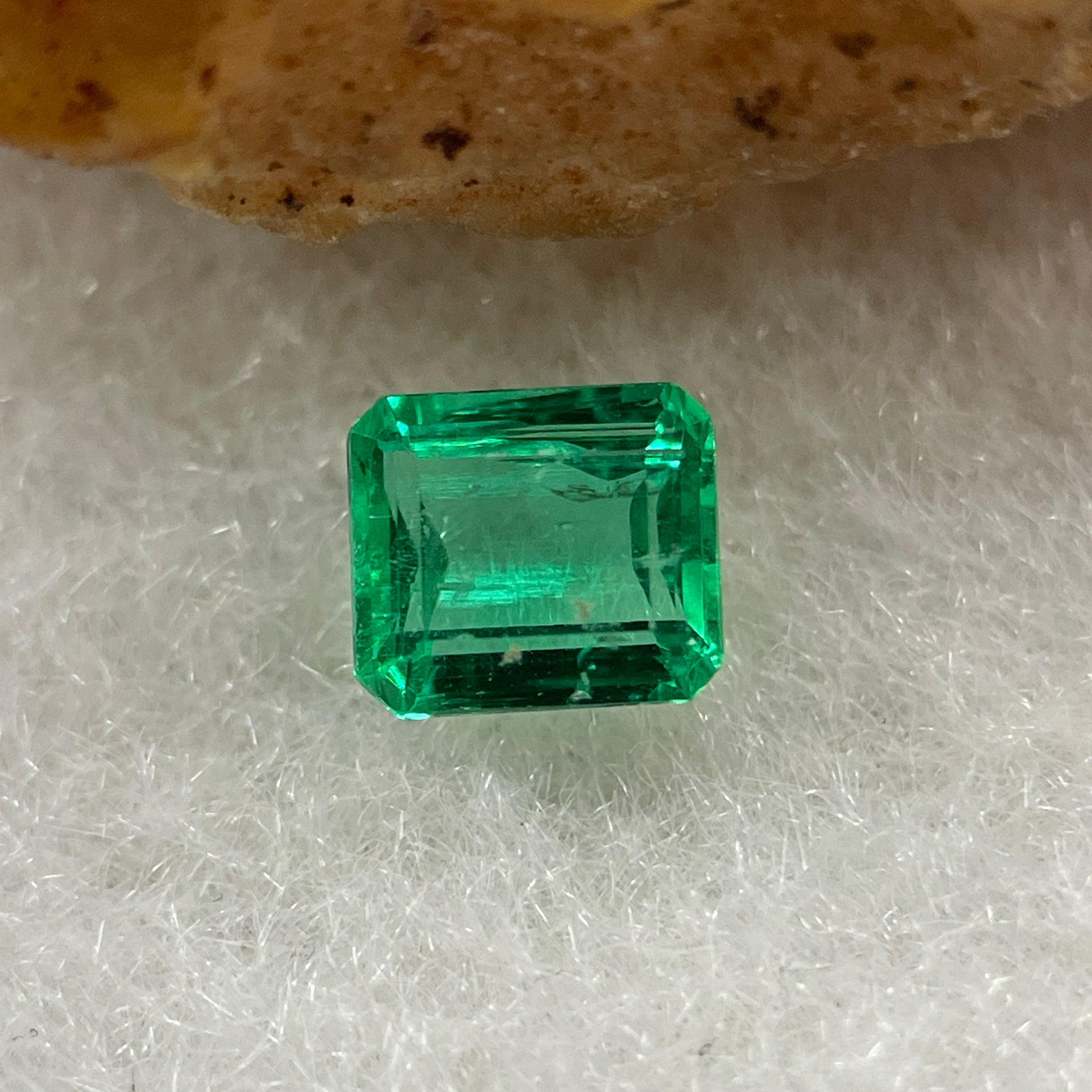Natural Colombia Vivid Green Emerald (Beryl) Cut-Cornered Rectangular Step cut 0.41ct 4.9 by 4.3 by 2.4mm - Huangs Jadeite and Jewelry Pte Ltd