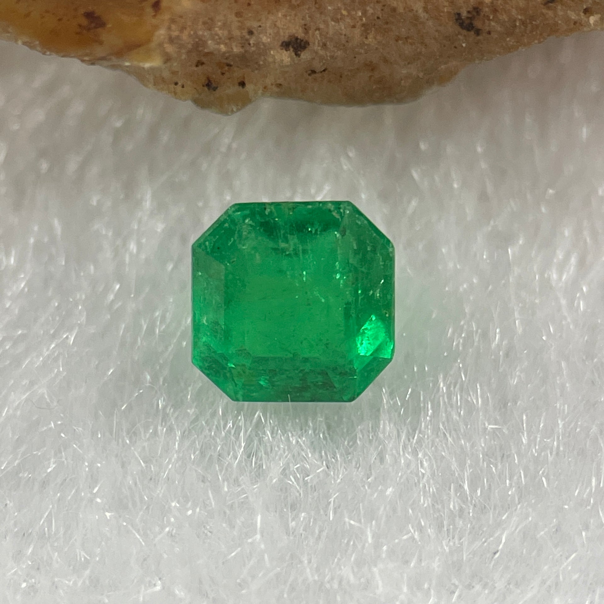 Natural Colombia Vivid Green Emerald (Beryl) Cut-Cornered Square Step cut 0.48ct 4.8 by 4.7 by 3.3mm - Huangs Jadeite and Jewelry Pte Ltd