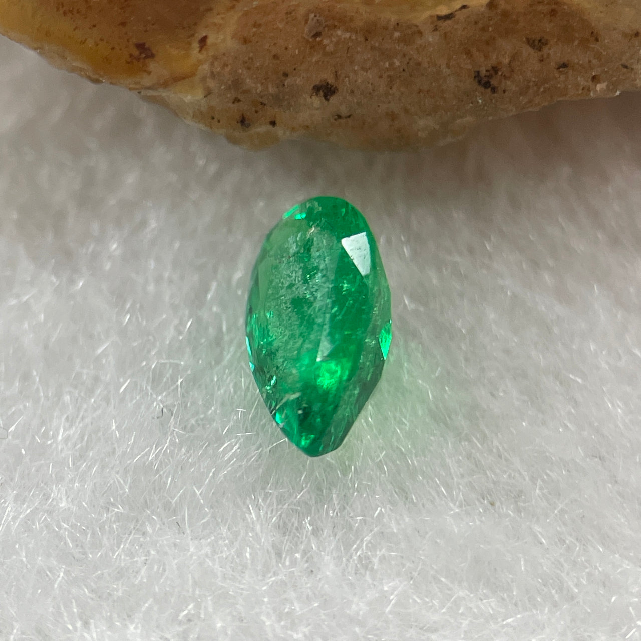 Natural Colombia Green Emerald (Beryl) Cut-Cornered Tear Drop cut 0.50ct 7.0 by 4.2 by 3.4mm - Huangs Jadeite and Jewelry Pte Ltd